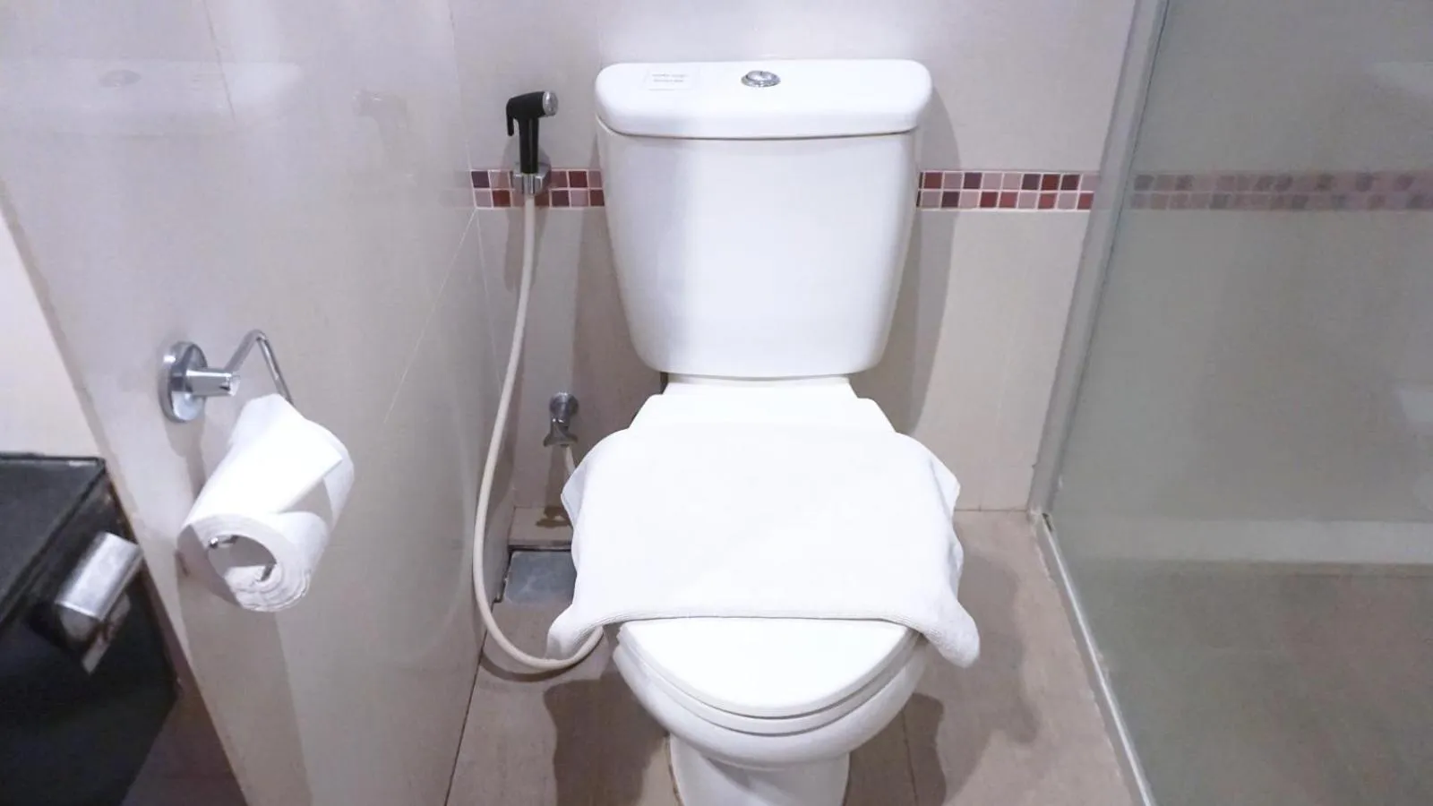 Toilet in Conjioo Hotel Kuta Managed By MHM