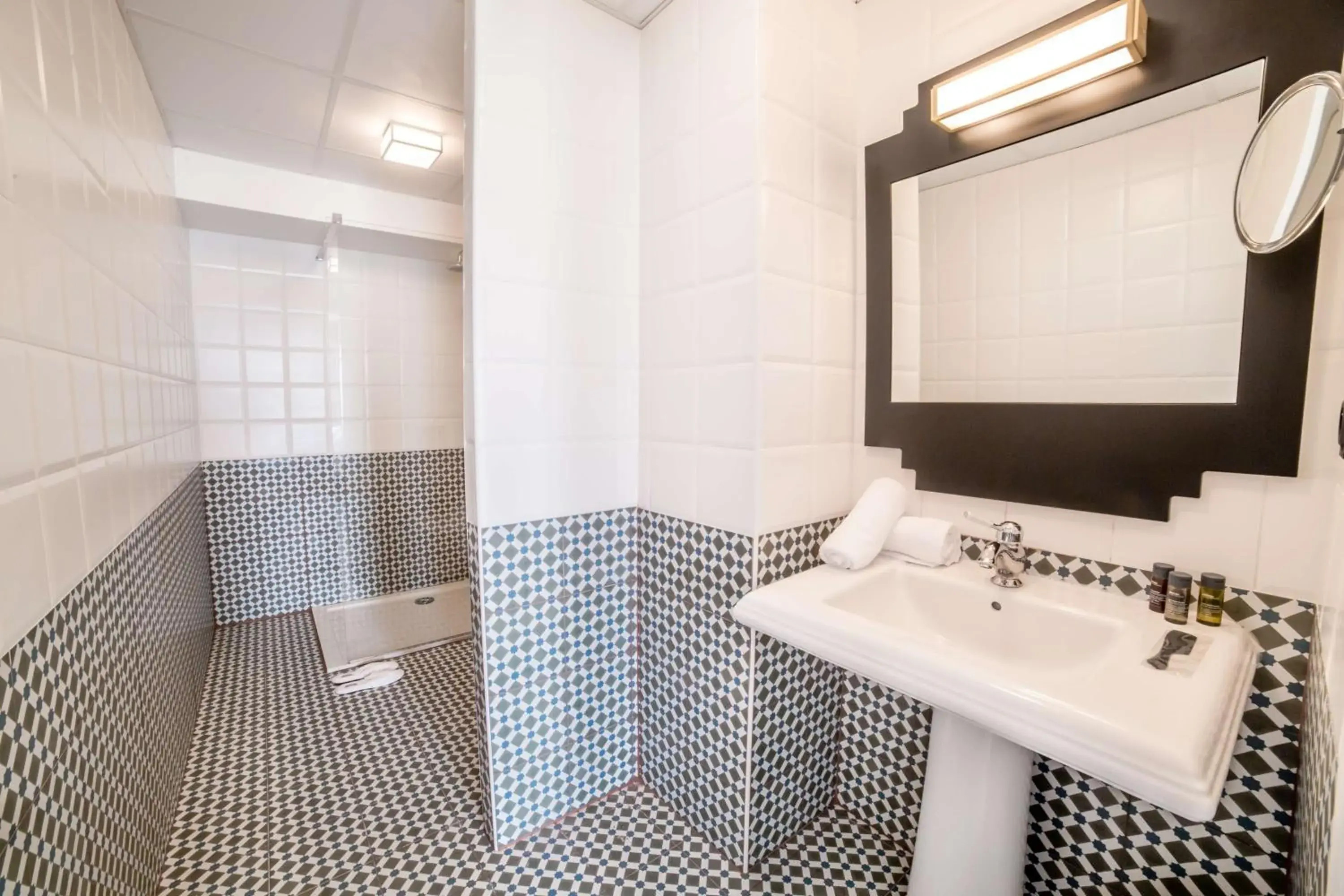 Bathroom in Best Western Hôtel Journel Antibes Juan-les-Pins Bathroom in Best Western Hôtel Journel Antibes Juan-les-Pins