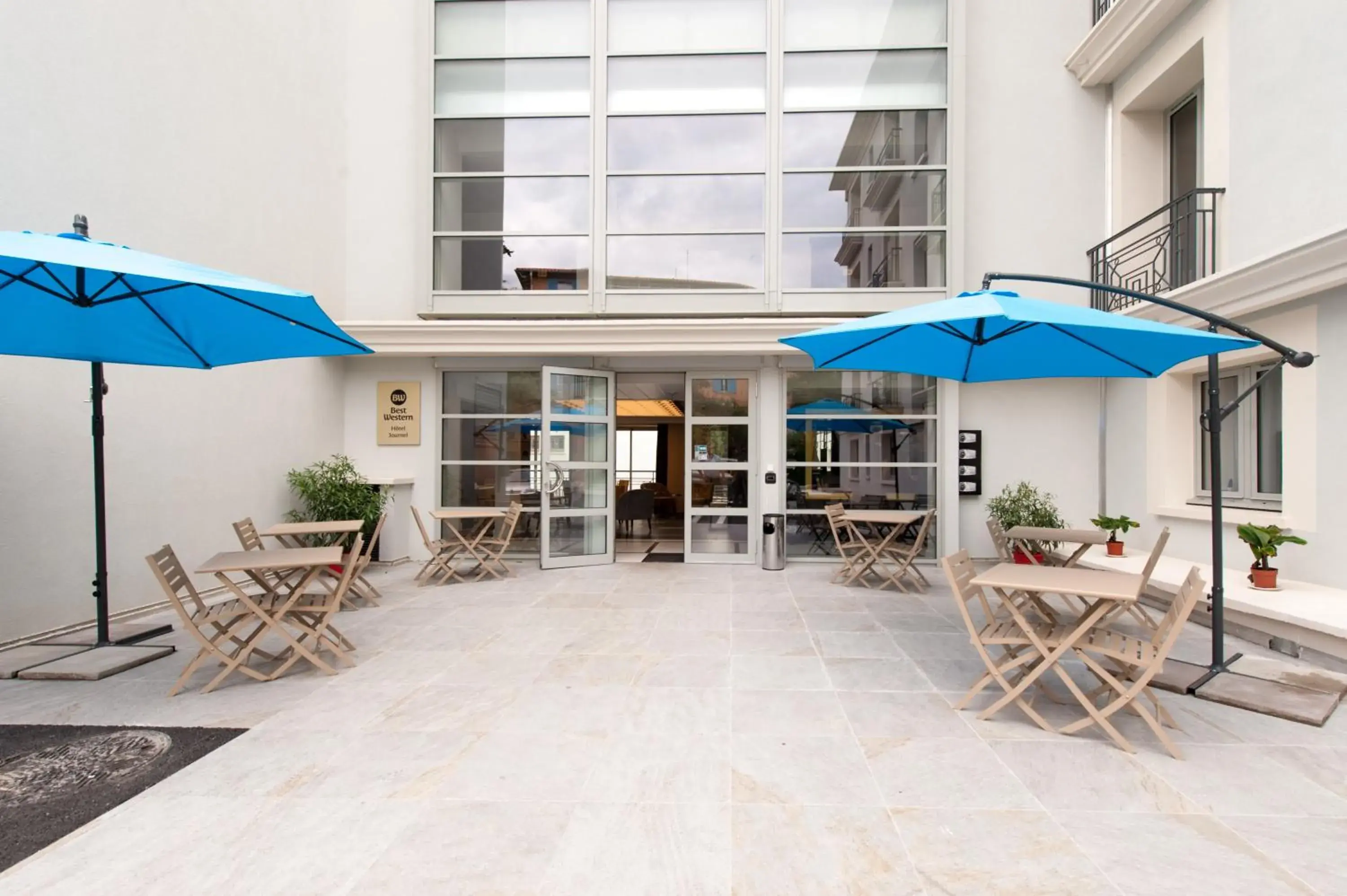 Property building in Best Western Hôtel Journel Antibes Juan-les-Pins Property building in Best Western Hôtel Journel Antibes Juan-les-Pins