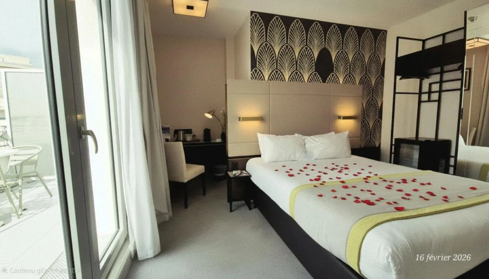 Bed in Best Western Hôtel Journel Antibes Juan-les-Pins