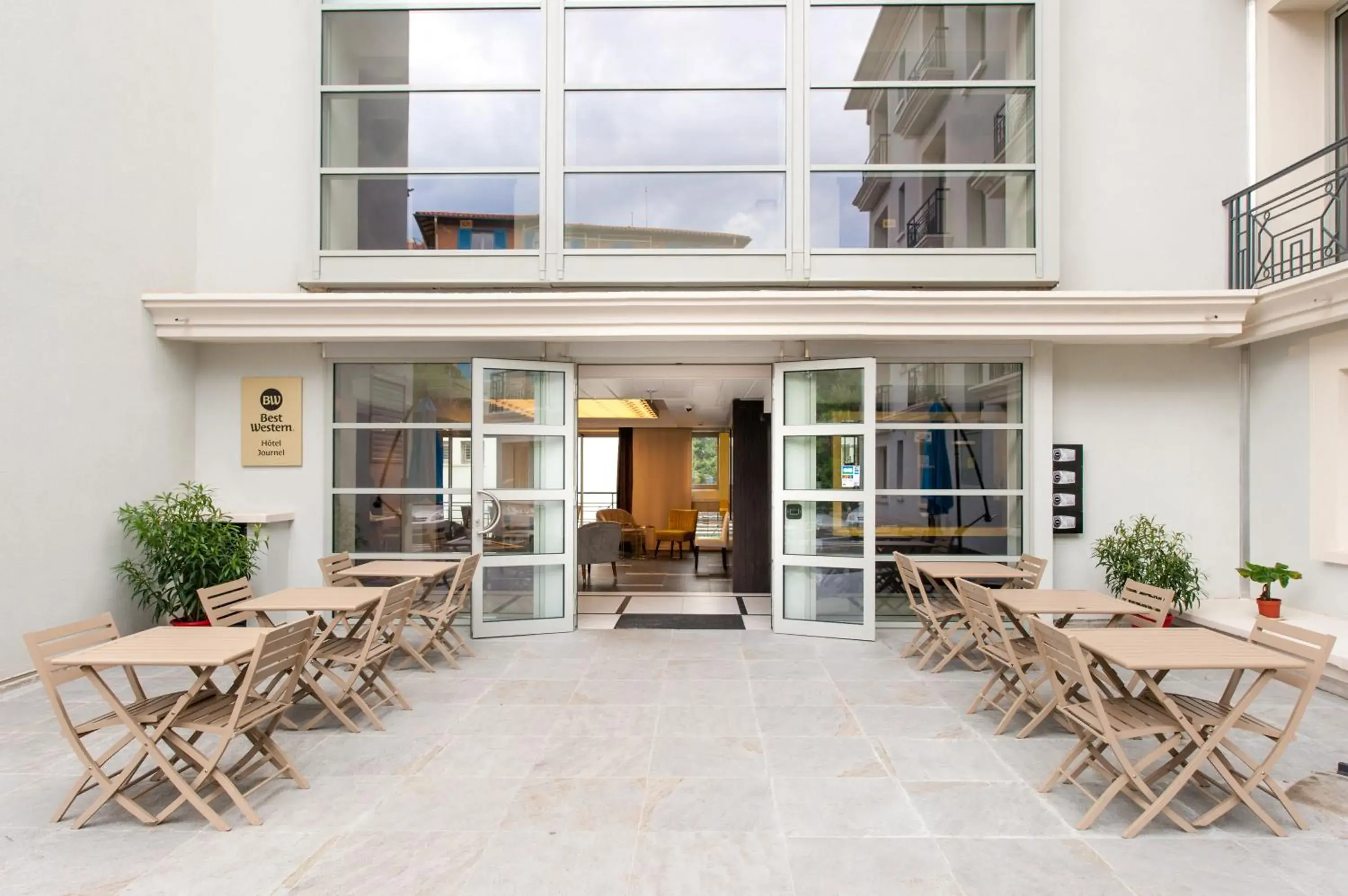 Property building in Best Western Hôtel Journel Antibes Juan-les-Pins Property building in Best Western Hôtel Journel Antibes Juan-les-Pins