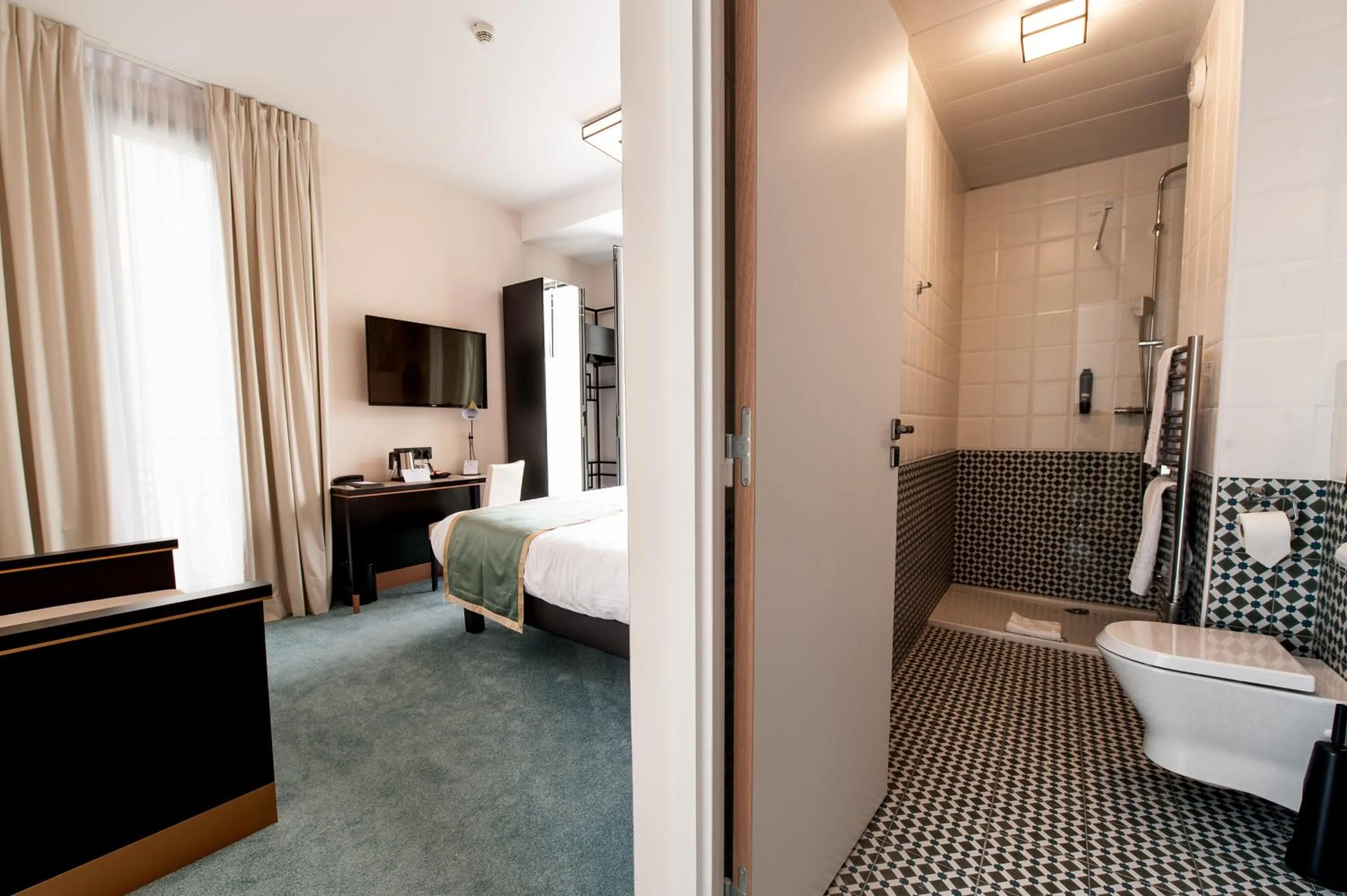 Bed in Best Western Hôtel Journel Antibes Juan-les-Pins