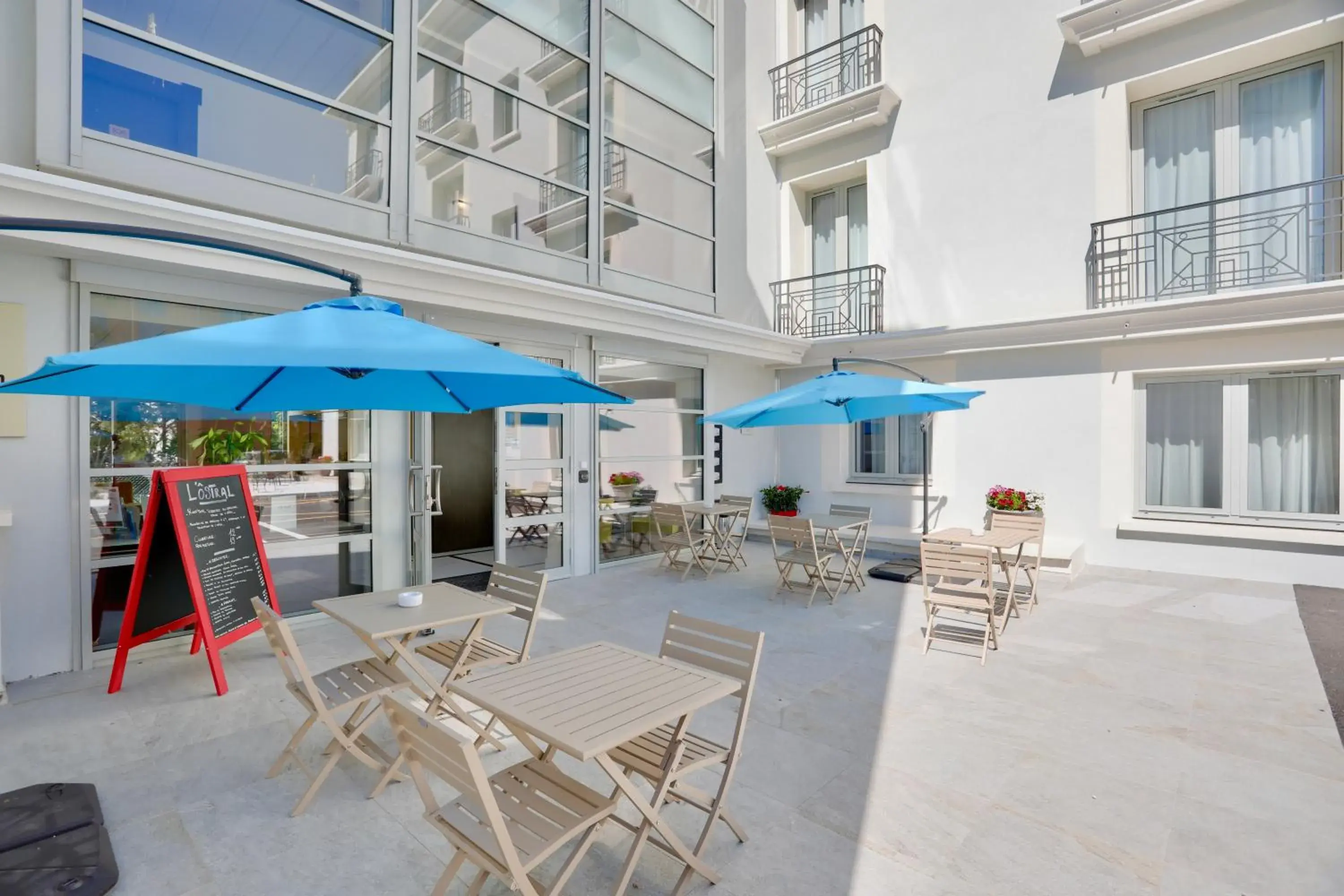 Property building in Best Western Hôtel Journel Antibes Juan-les-Pins Property building in Best Western Hôtel Journel Antibes Juan-les-Pins
