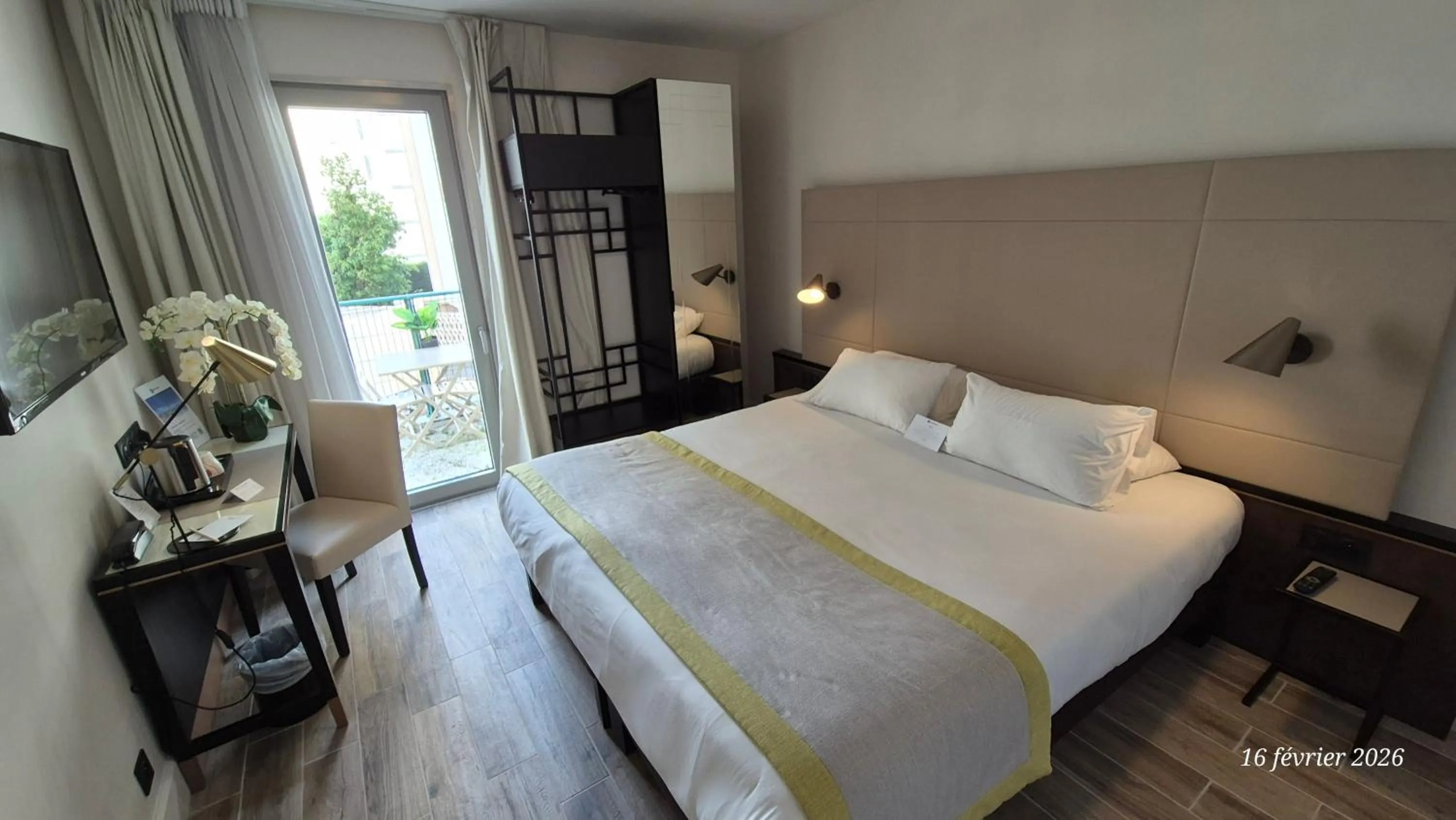 Bed in Best Western Hôtel Journel Antibes Juan-les-Pins