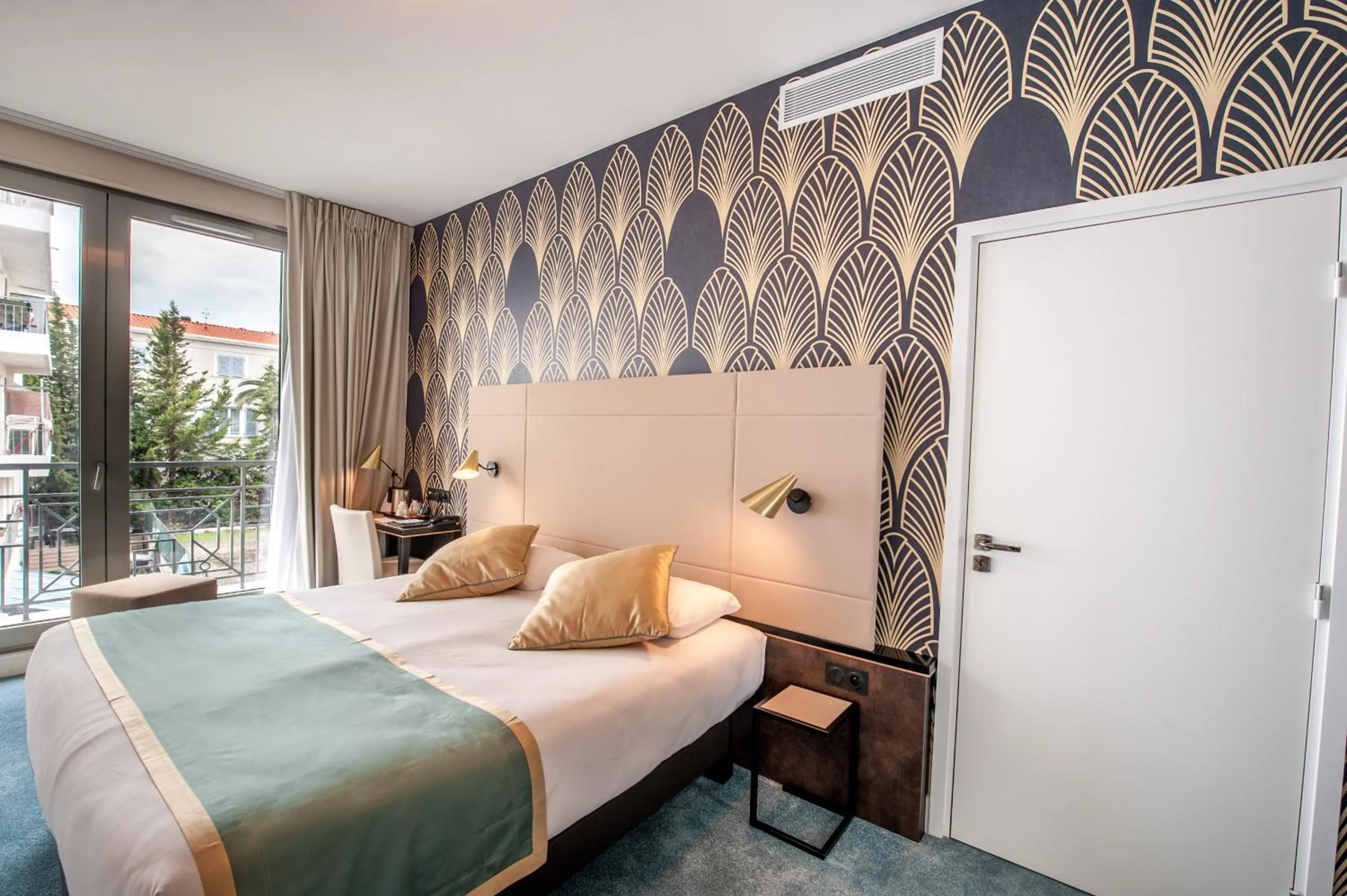 Bed in Best Western Hôtel Journel Antibes Juan-les-Pins