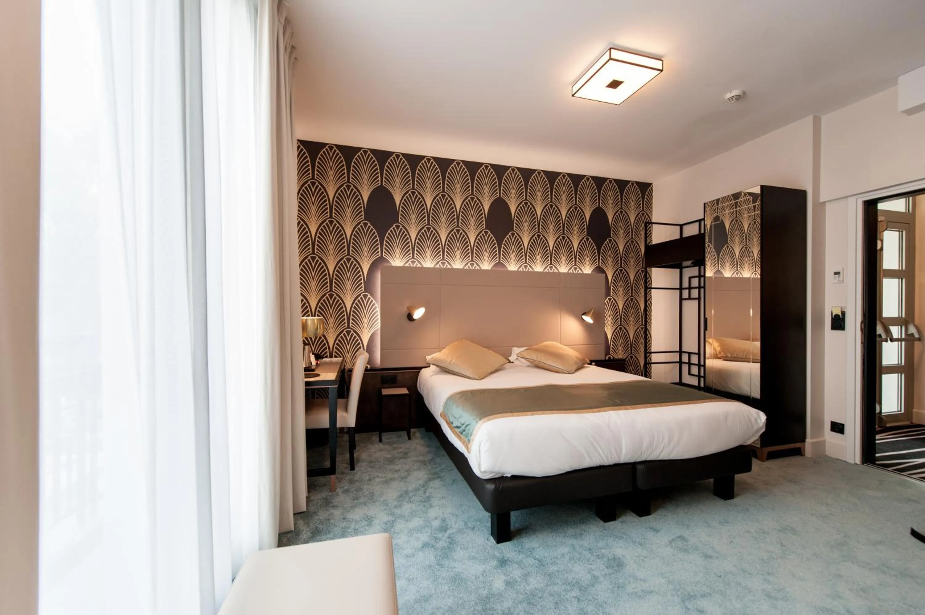 Bed in Best Western Hôtel Journel Antibes Juan-les-Pins