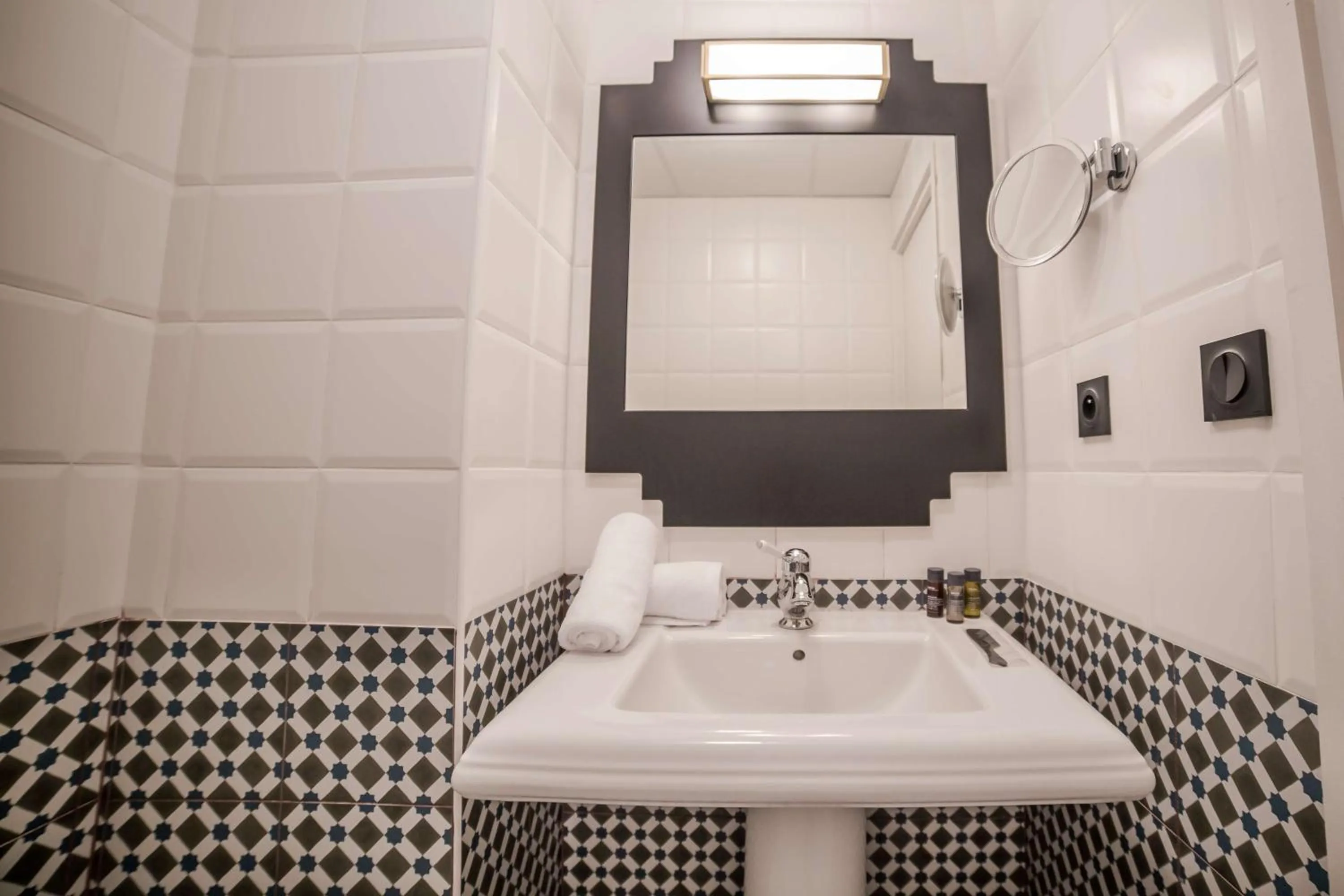 Bathroom in Best Western Hôtel Journel Antibes Juan-les-Pins