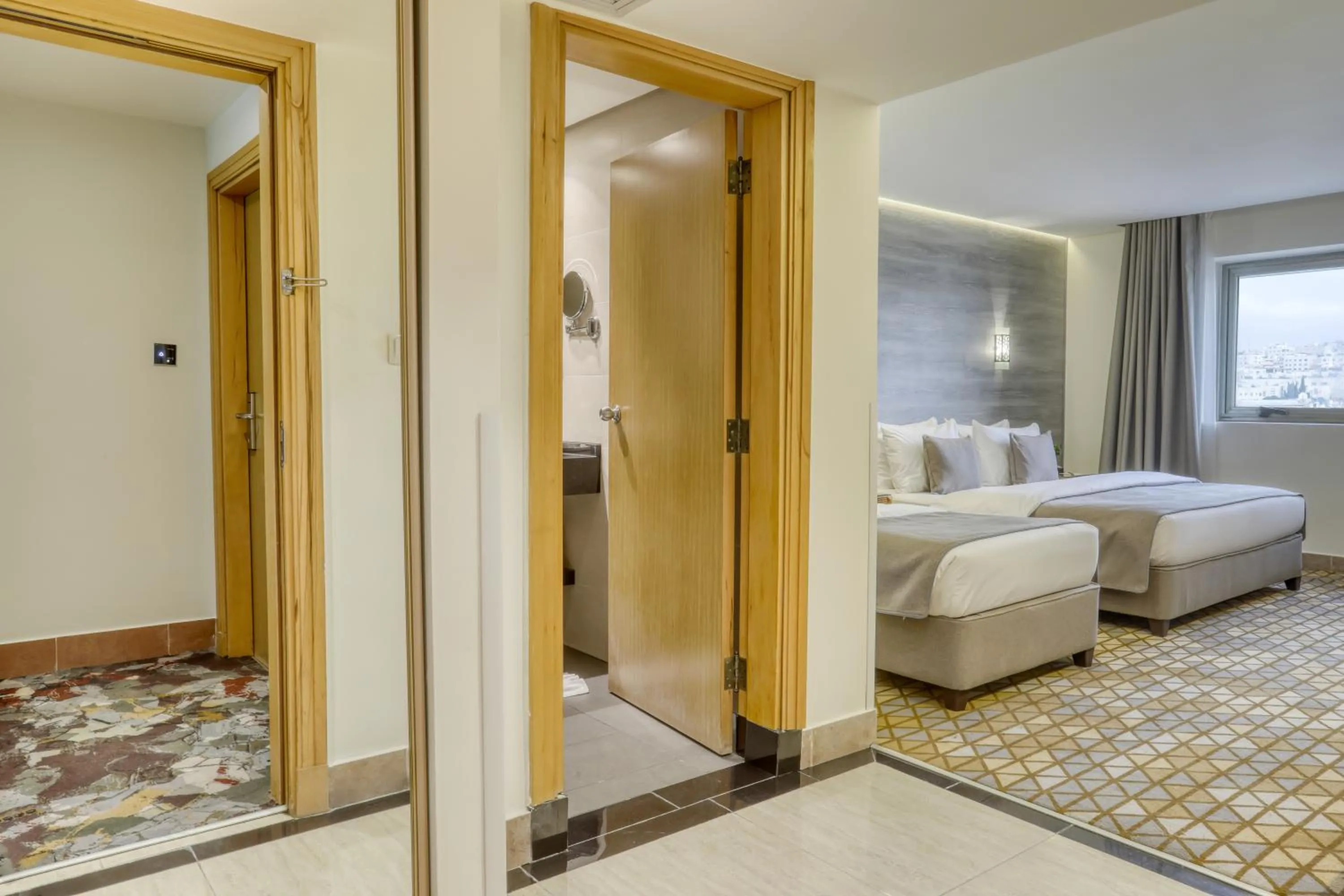 Bedroom, Bed in Geneva Hotel