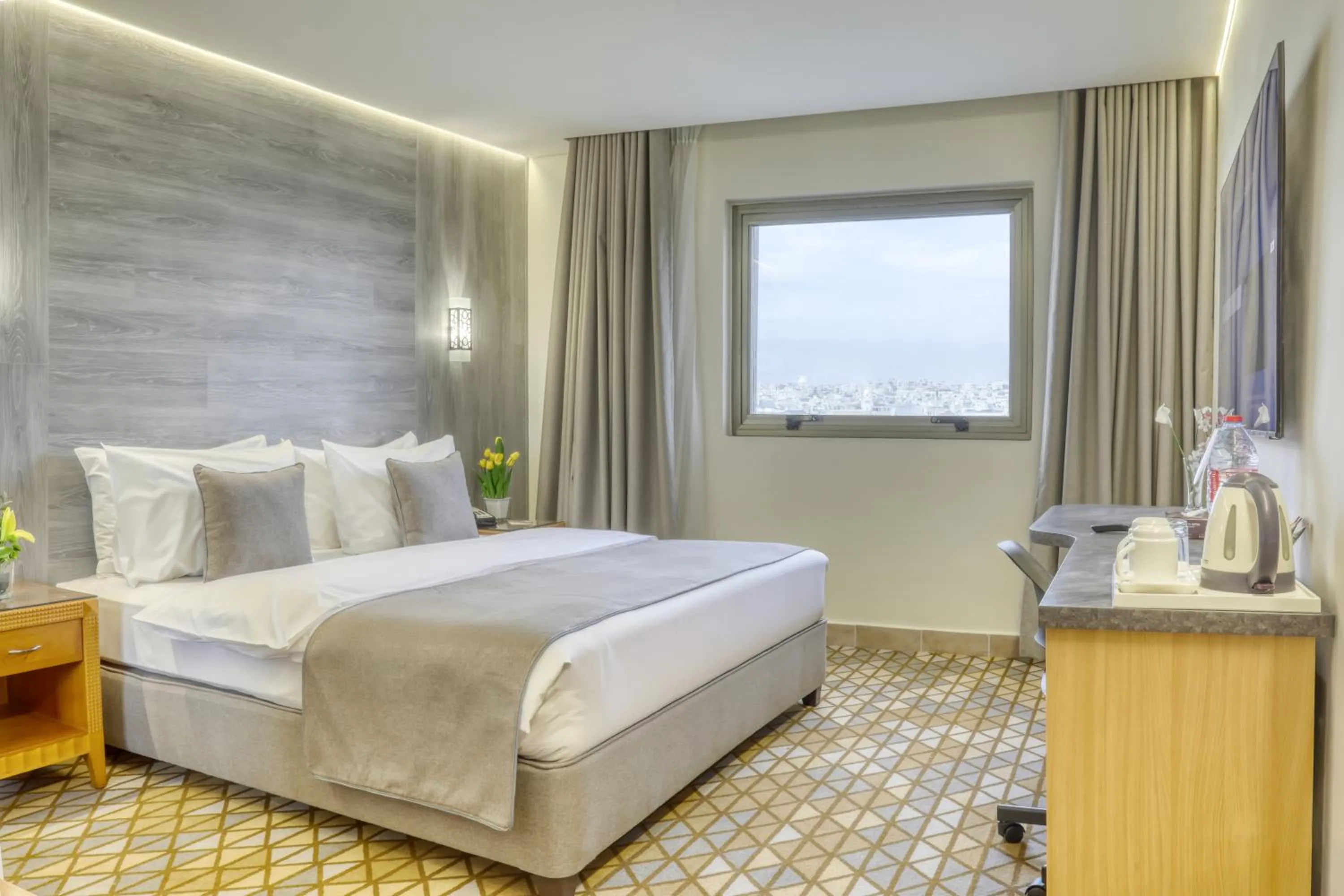 Bedroom, Bed in Geneva Hotel