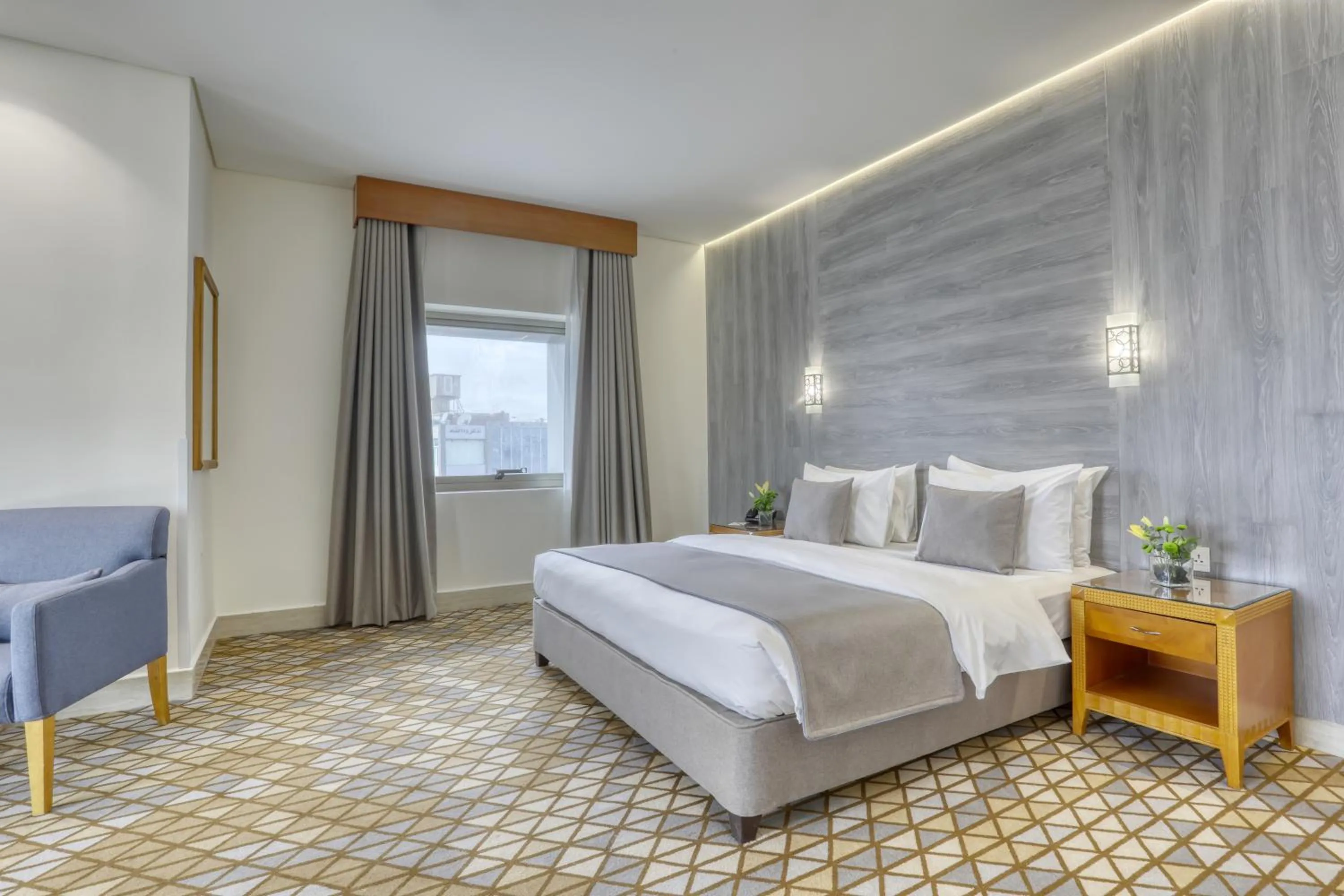 Bedroom, Bed in Geneva Hotel