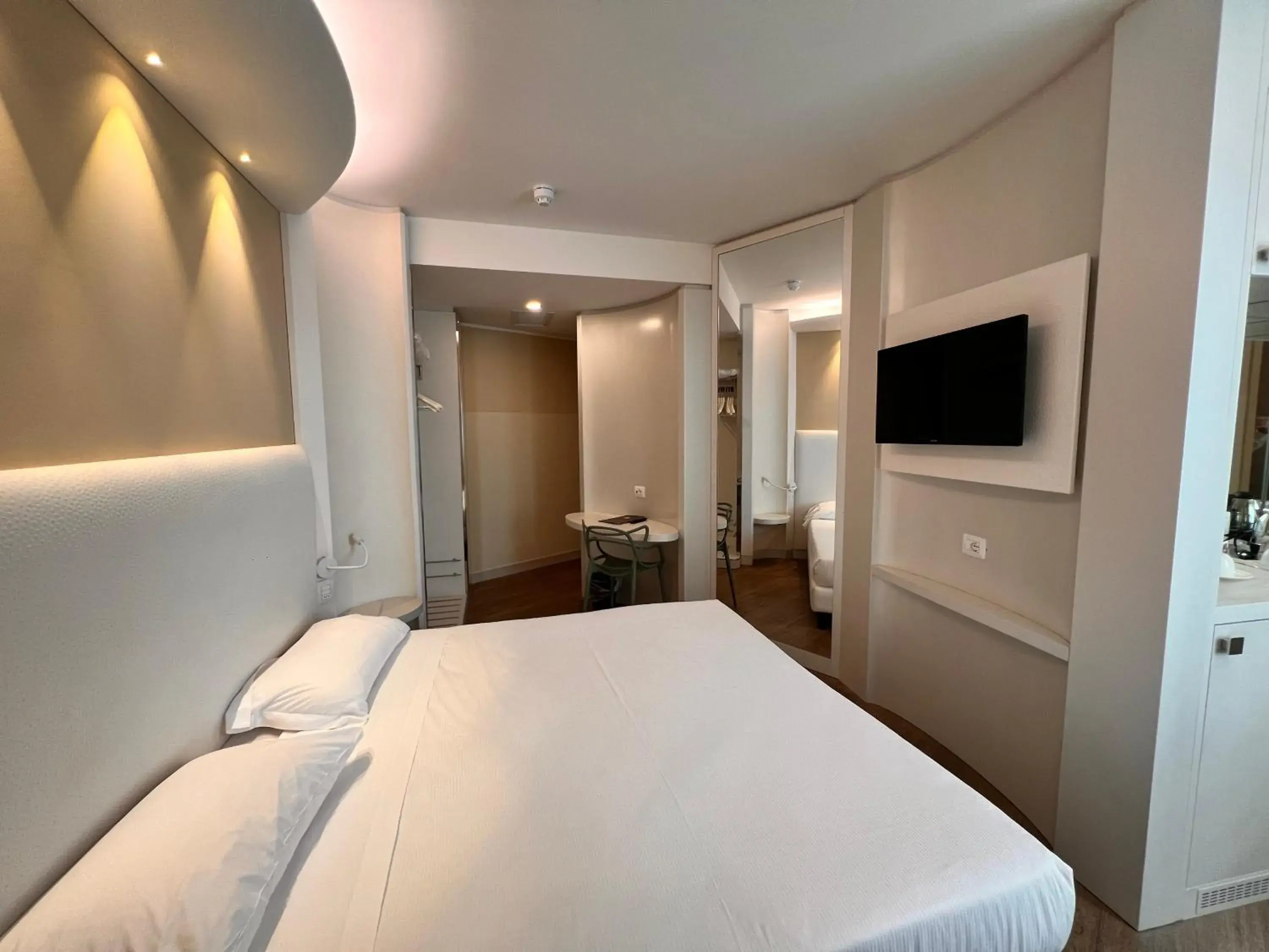 Bedroom, Bed in Ark Hotel Bedroom, Bed in Ark Hotel