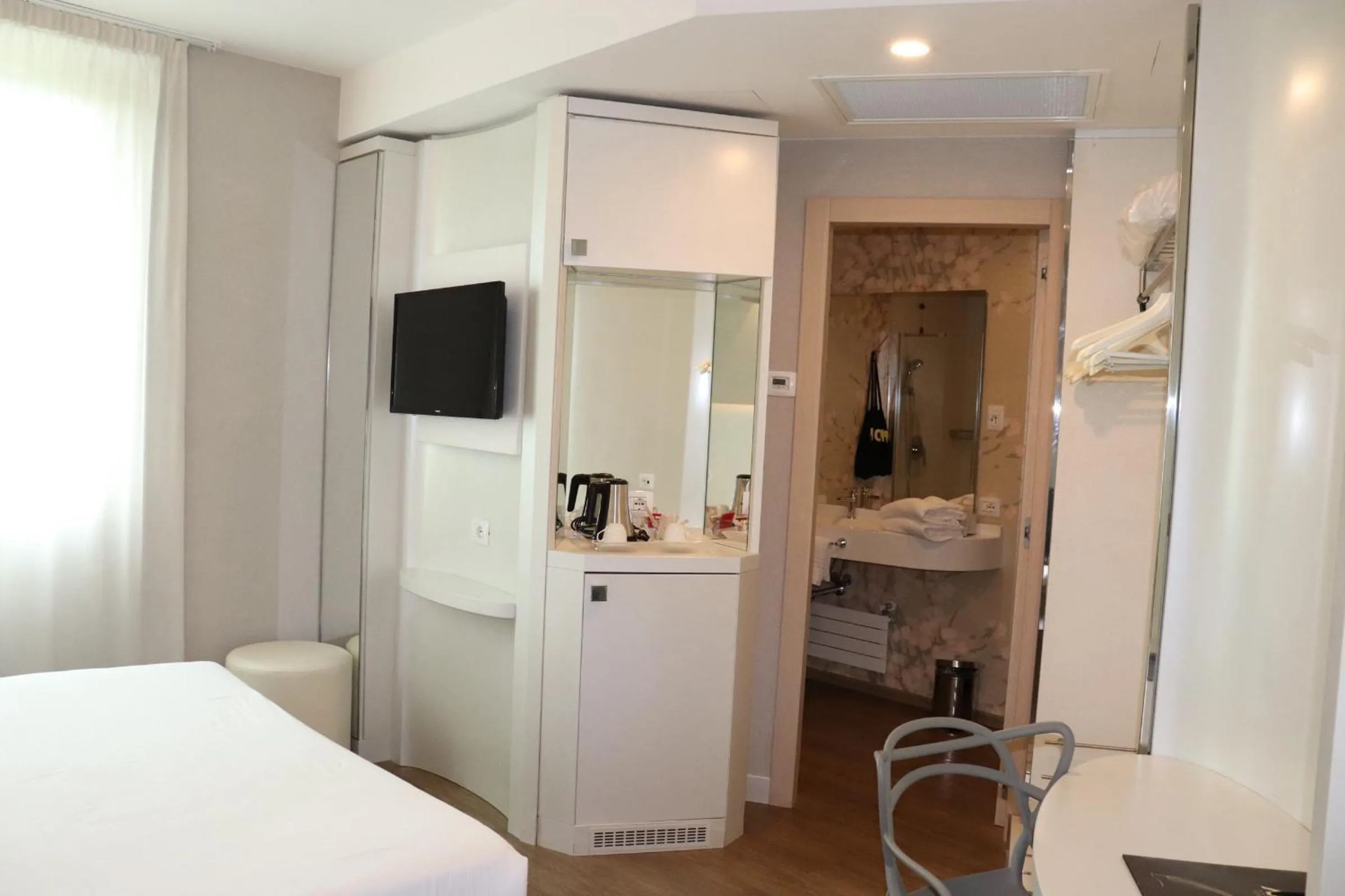 Bathroom, Bed in Ark Hotel