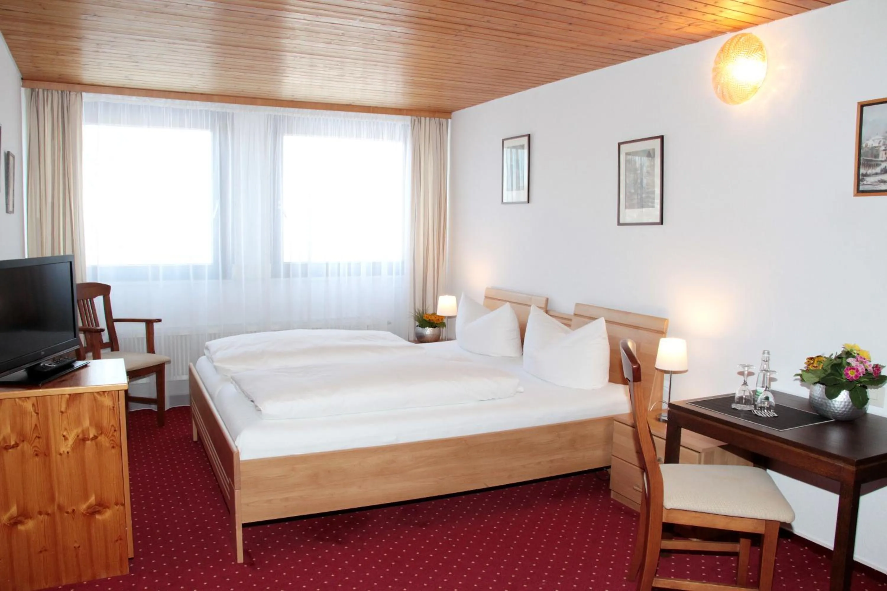 Photo of the whole room, Bed in Hotel an der Sonne & Restaurant Zum Schneiger