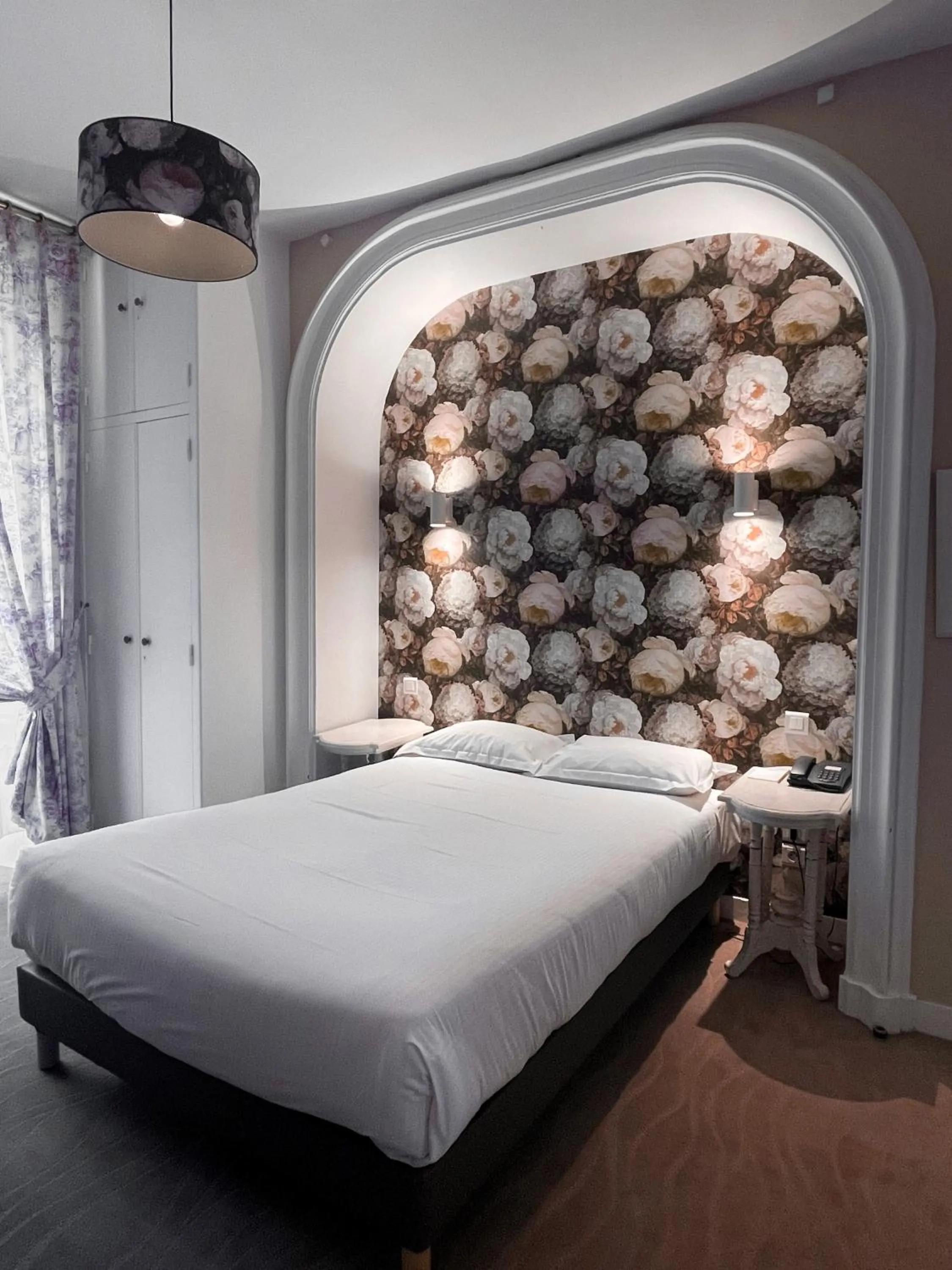 Bed in Hotel The Originals Château de Perigny