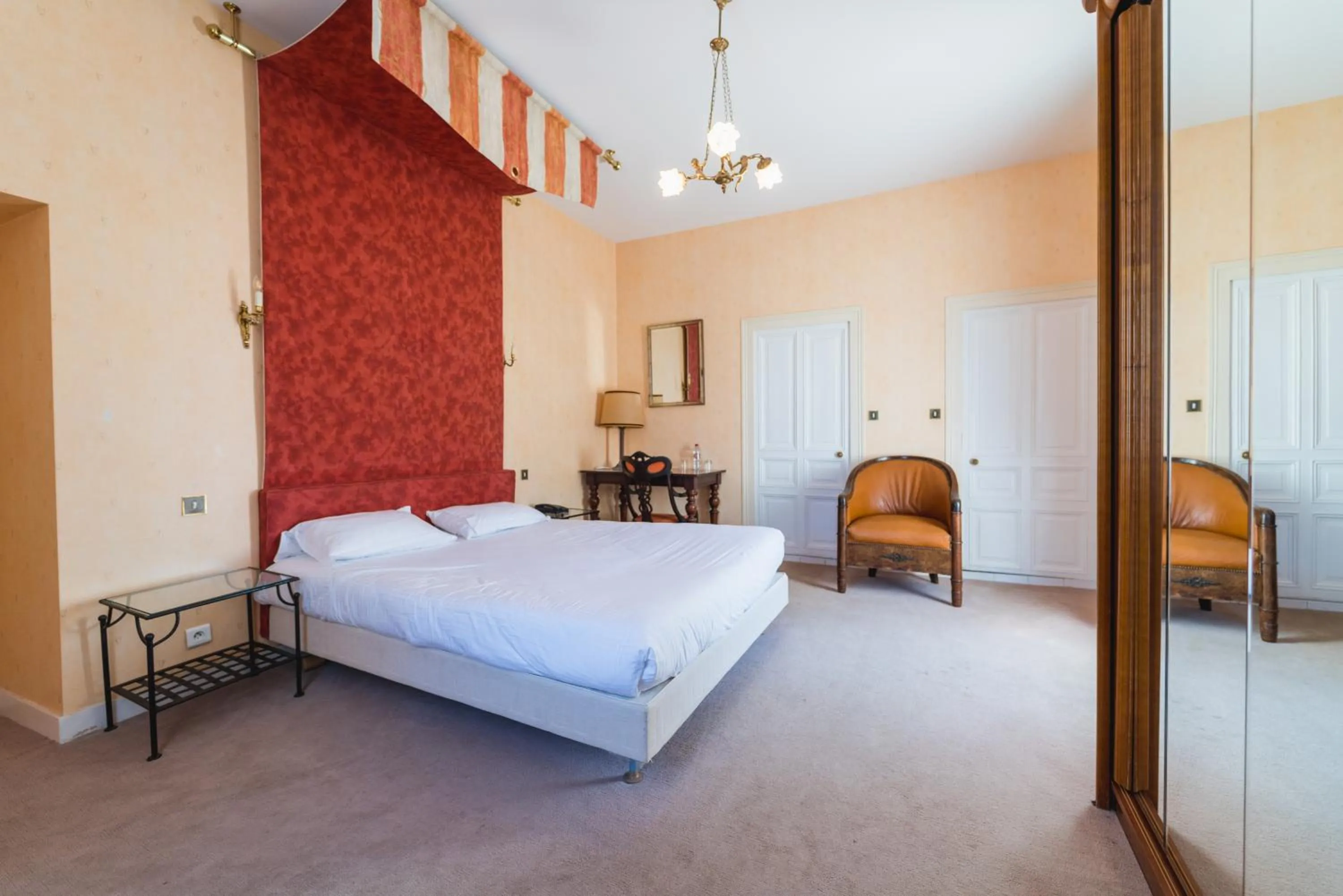 Bed in Hotel The Originals Château de Perigny