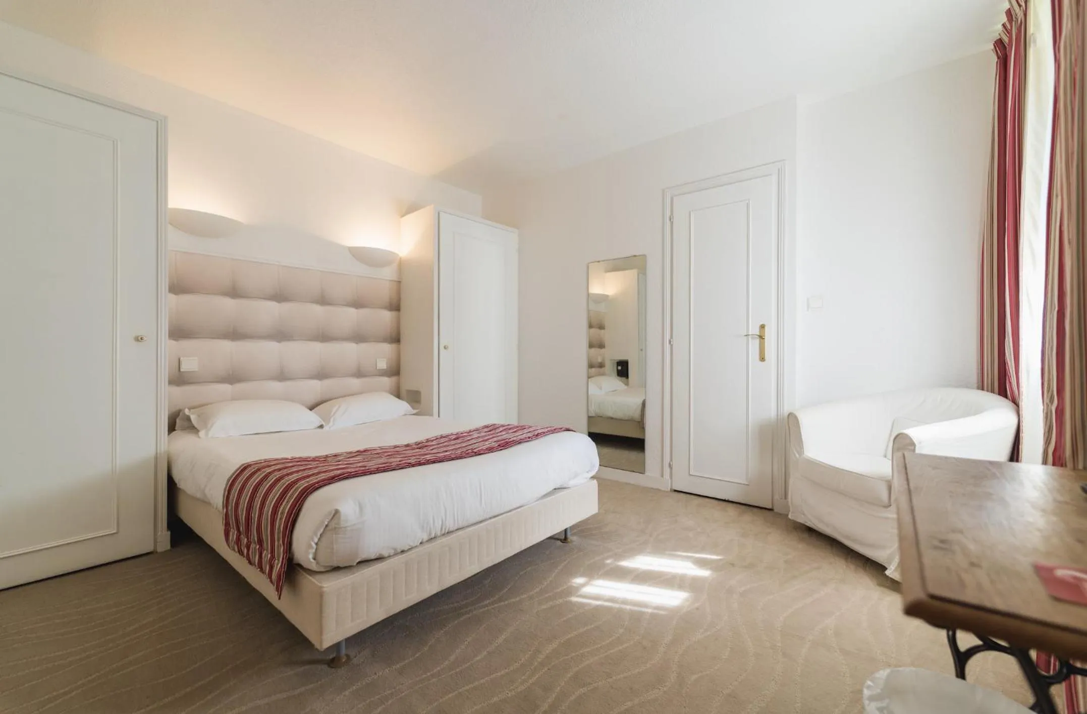 Bed in Hotel The Originals Château de Perigny