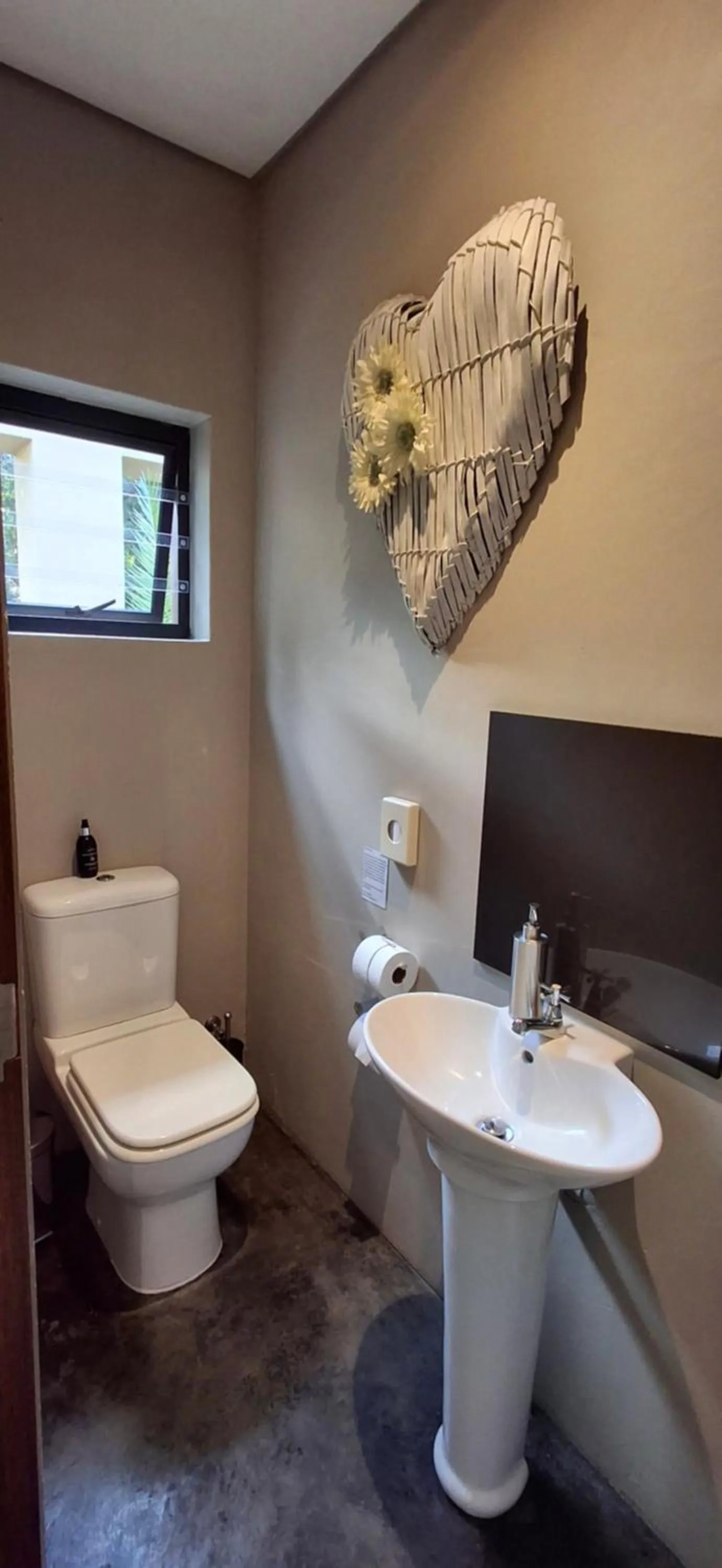 Toilet in Lily Pond Country Lodge