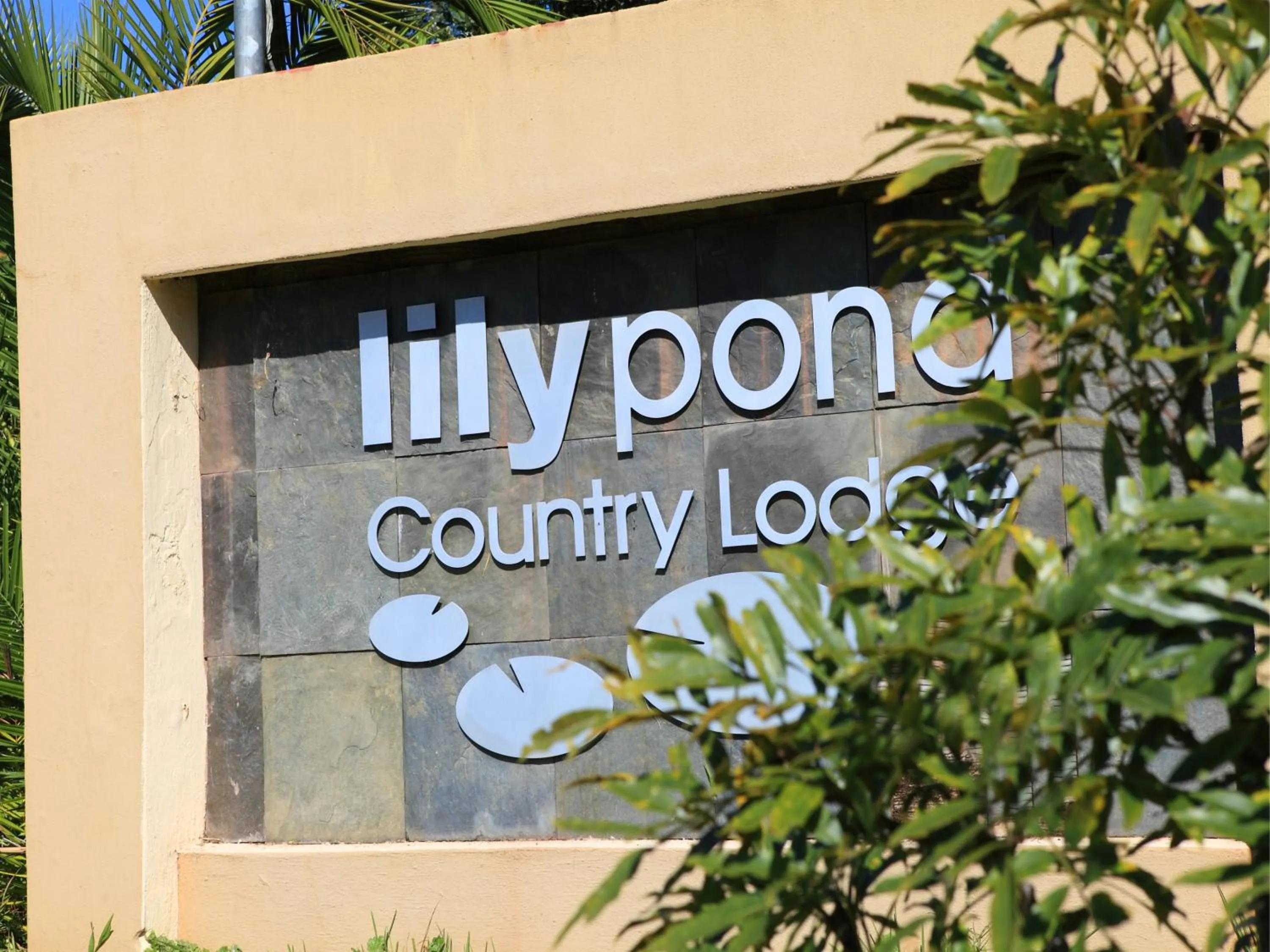 Facade/entrance in Lily Pond Country Lodge