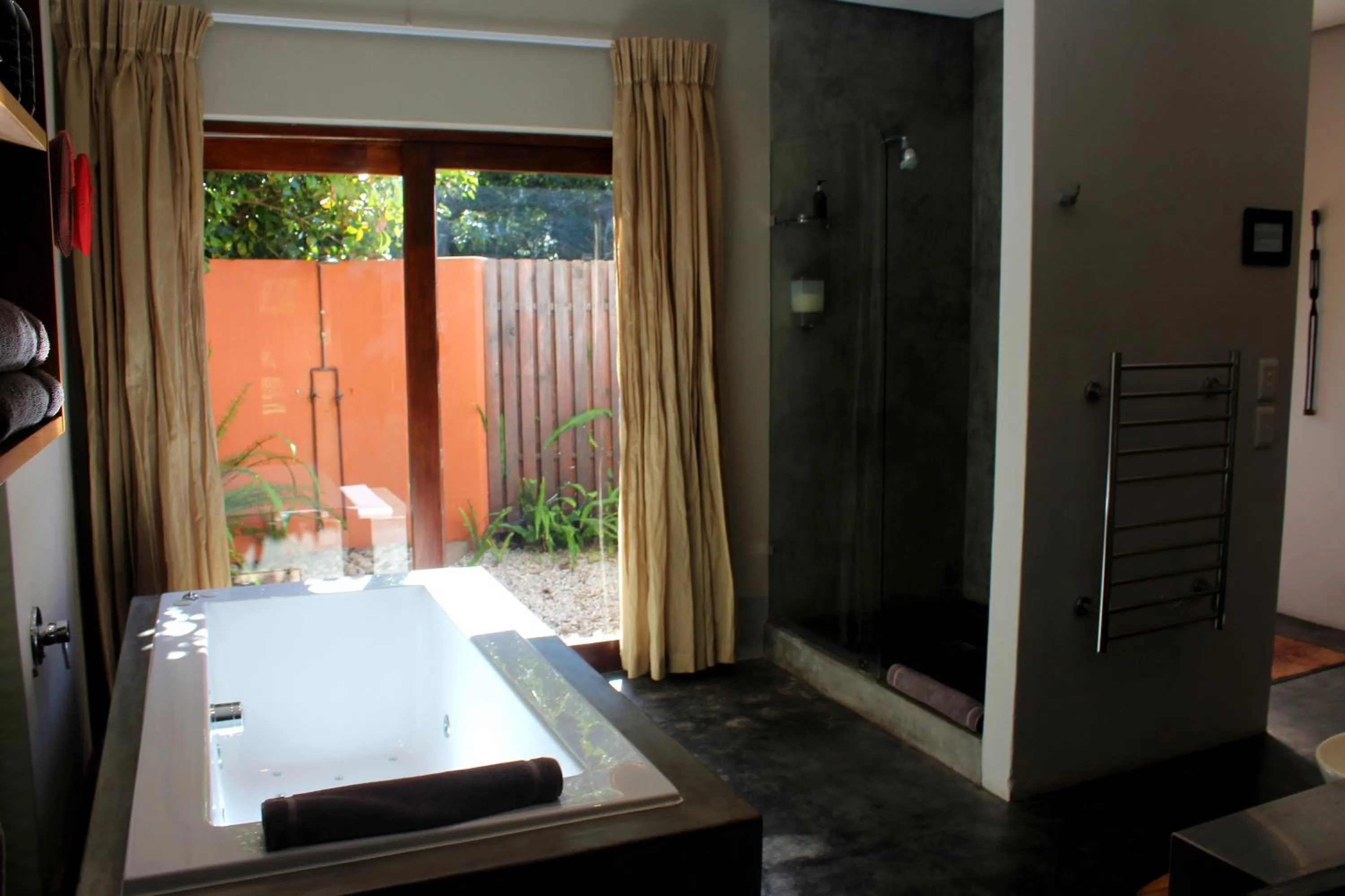 Shower in Lily Pond Country Lodge