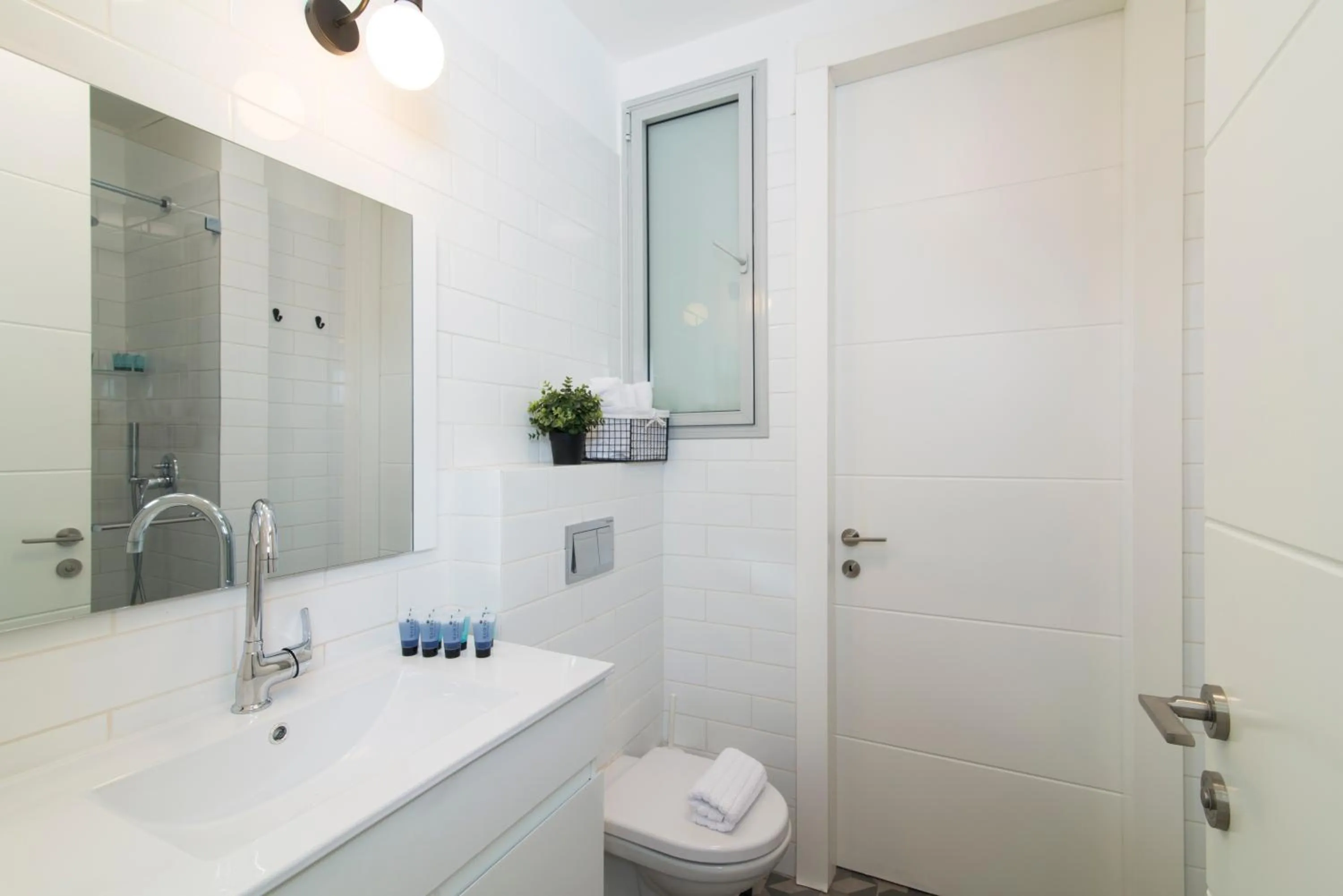 Toilet in Bauhaus Boutique by TLV2RENT