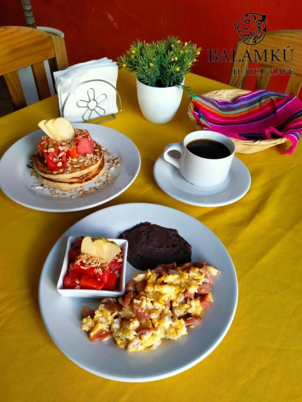 Restaurant/places to eat in Balamku Hotel Petit