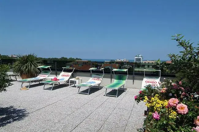 Solarium, Swimming Pool in Hotel Grado