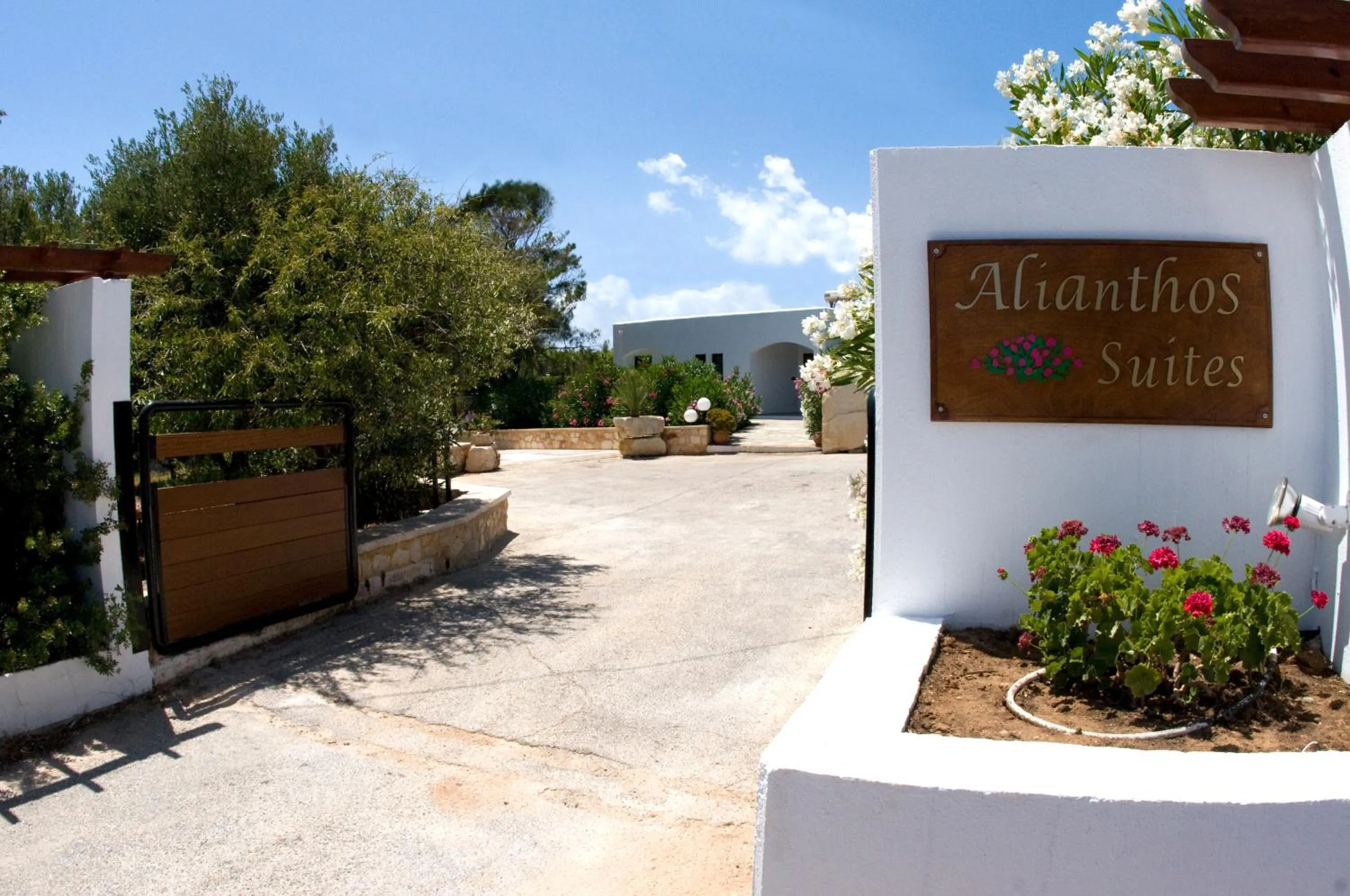 Facade/entrance in Alianthos Suites
