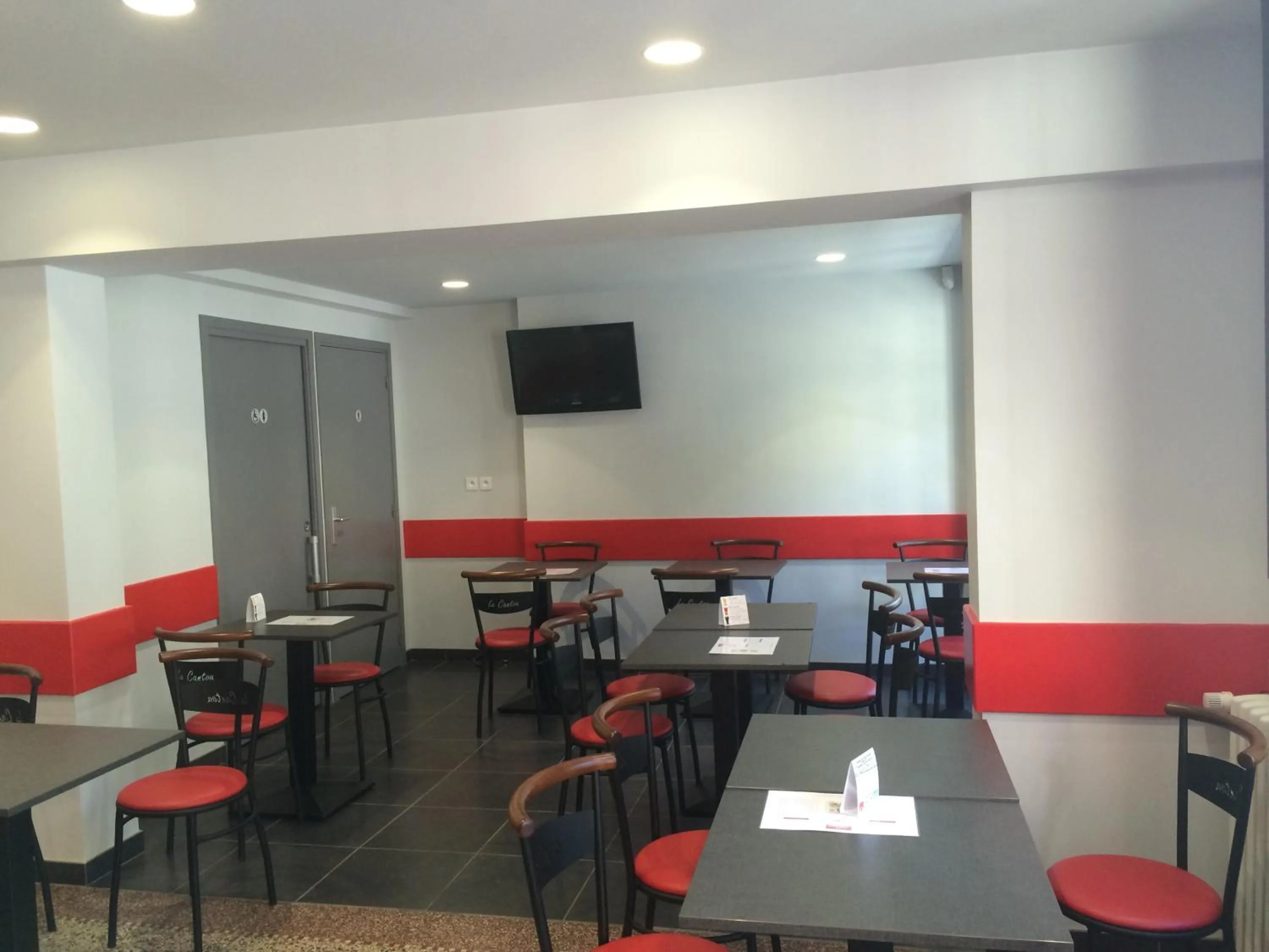 Lounge or bar in Auberge Le Cantou - Hôtel Roche