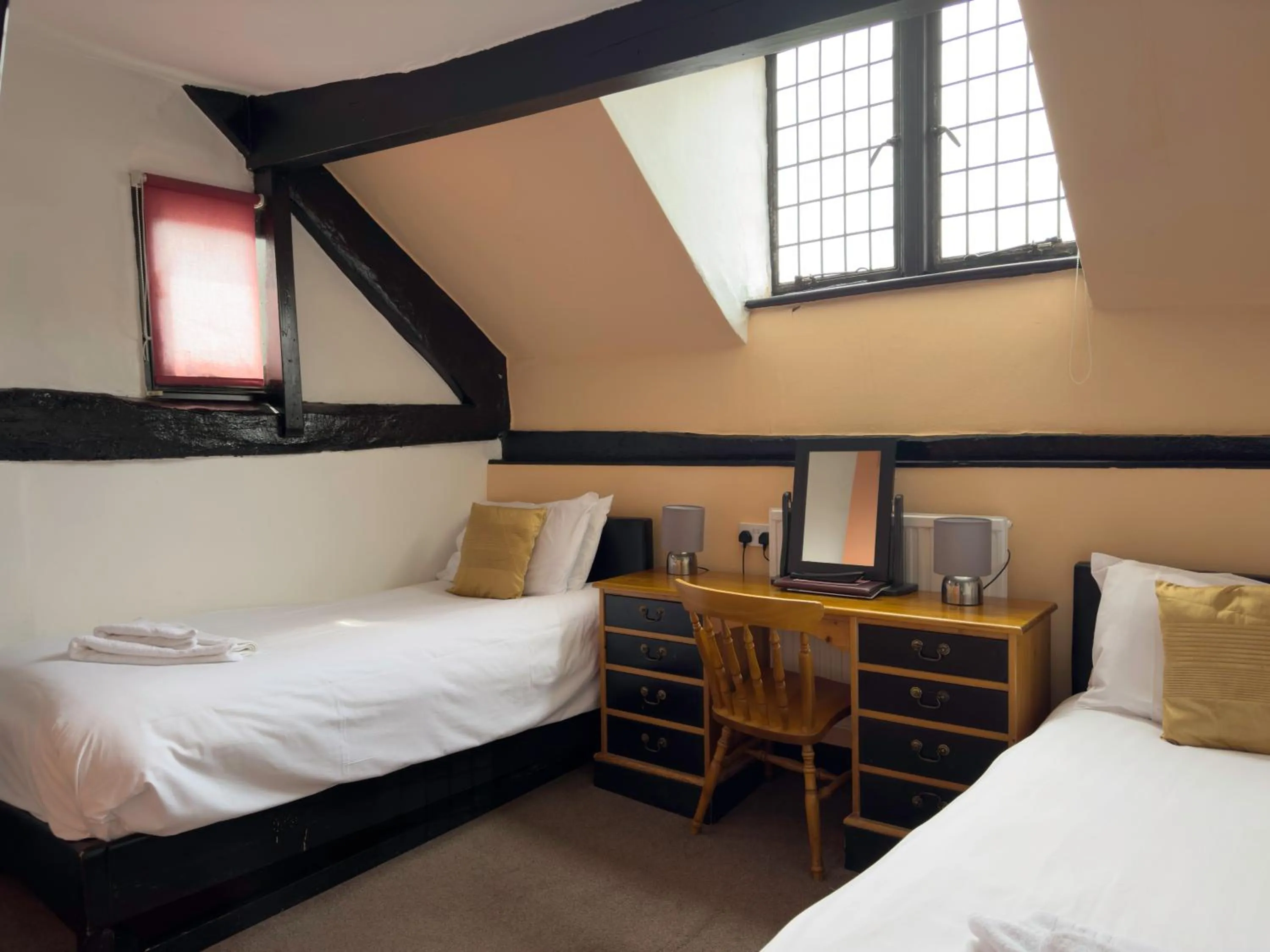 Bedroom, Bed in White Hart Hotel