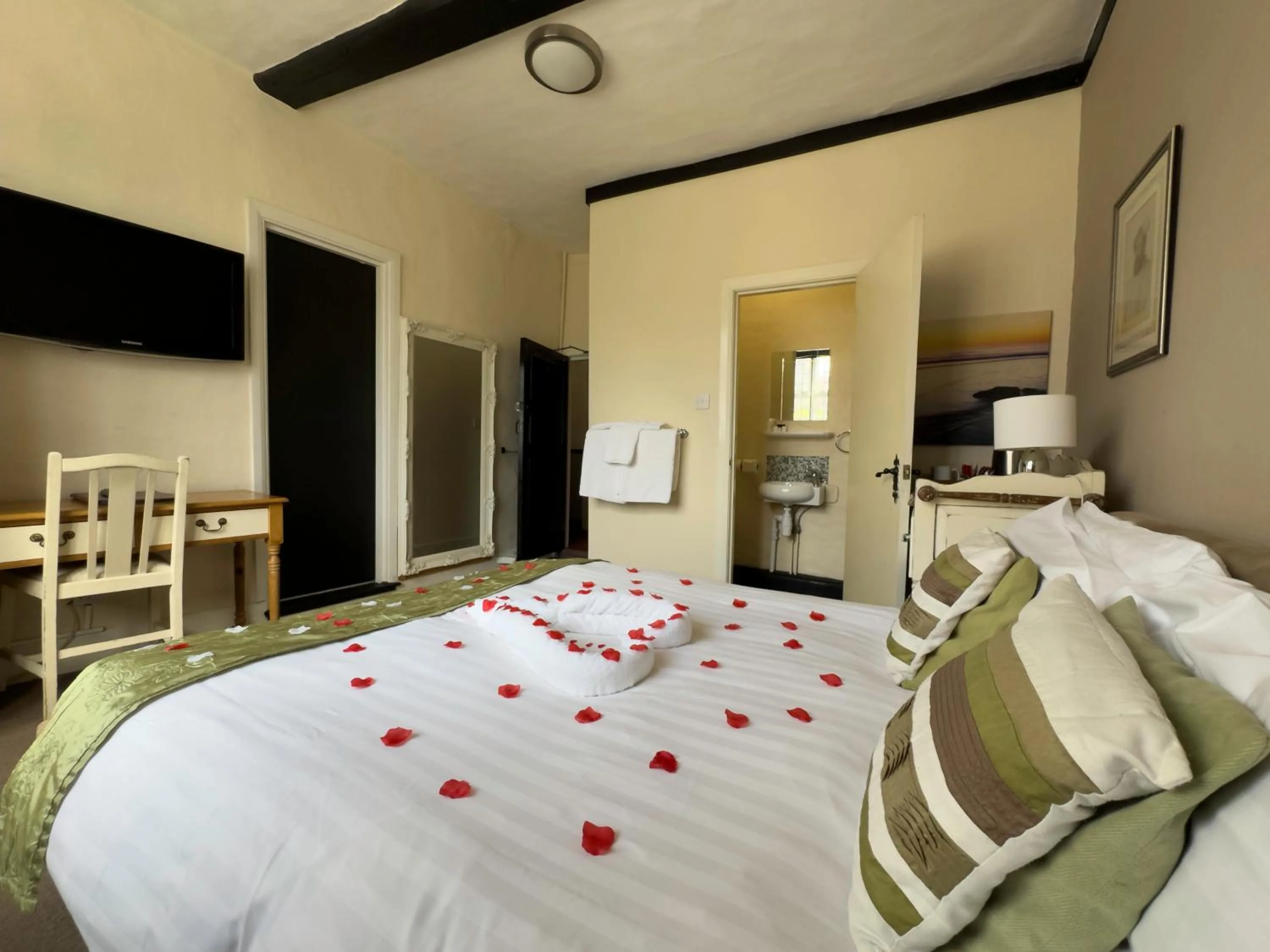 Photo of the whole room, Bed in White Hart Hotel