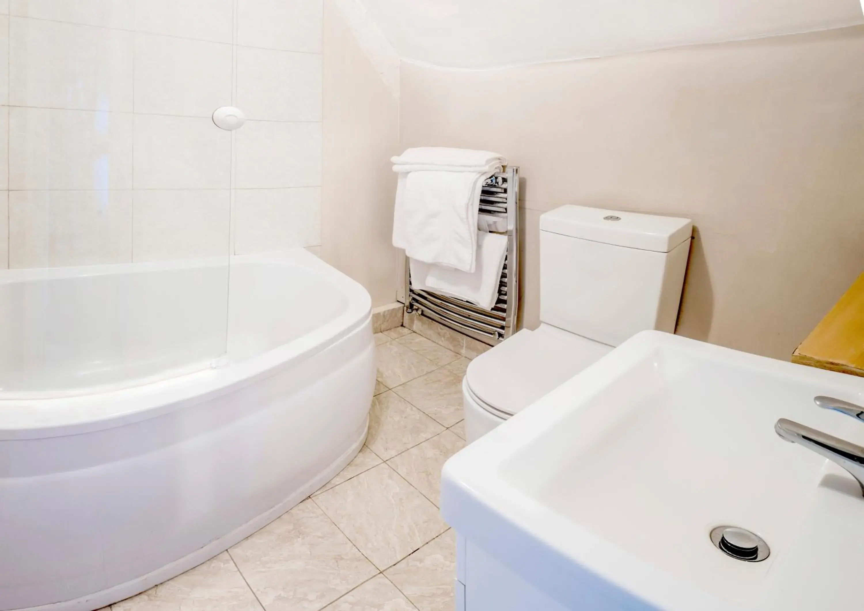 Large Family Room (5 Adults) in White Hart Hotel Large Family Room (5 Adults) in White Hart Hotel