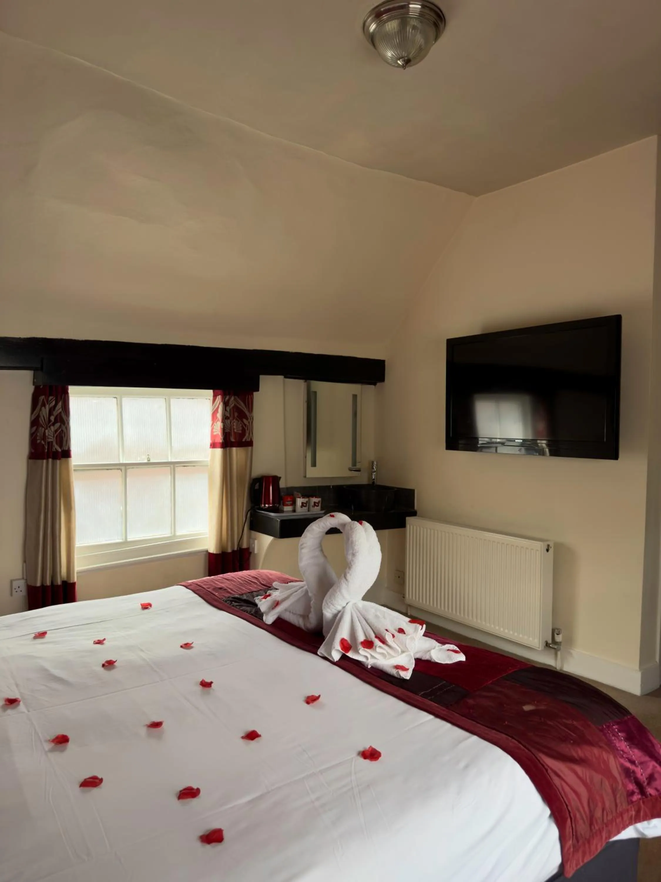 Bedroom, Bed in White Hart Hotel