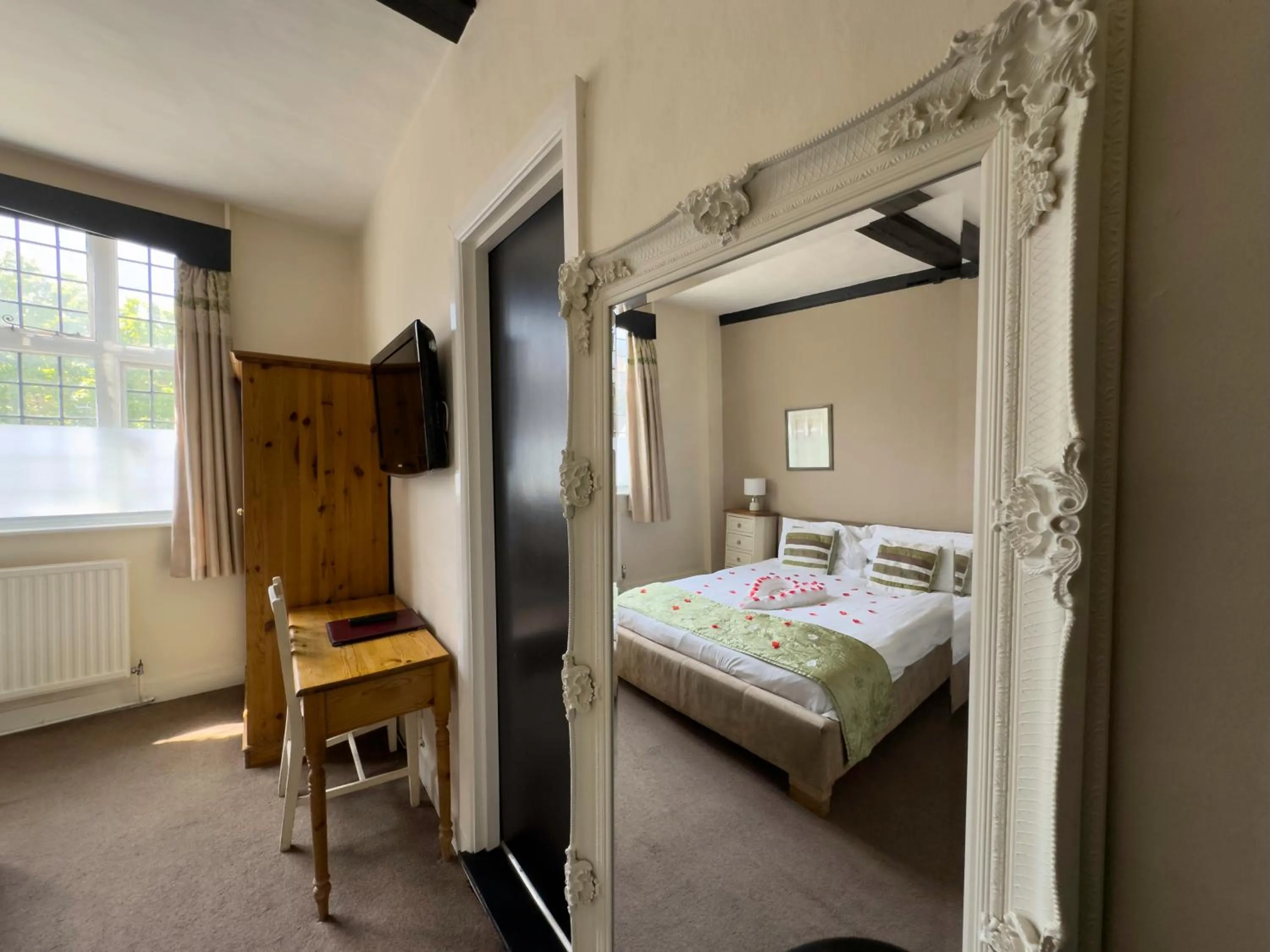 TV and multimedia, Bed in White Hart Hotel