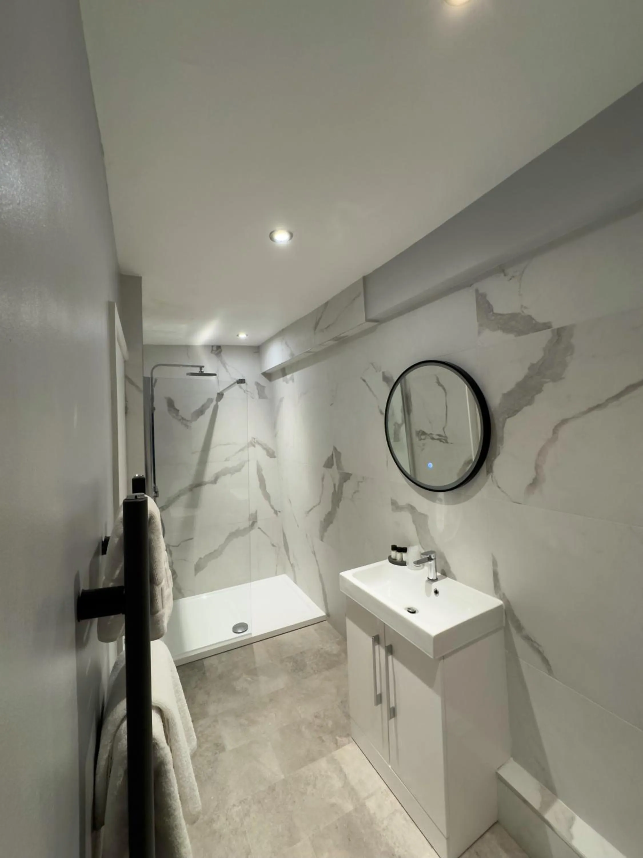 Shower in White Hart Hotel