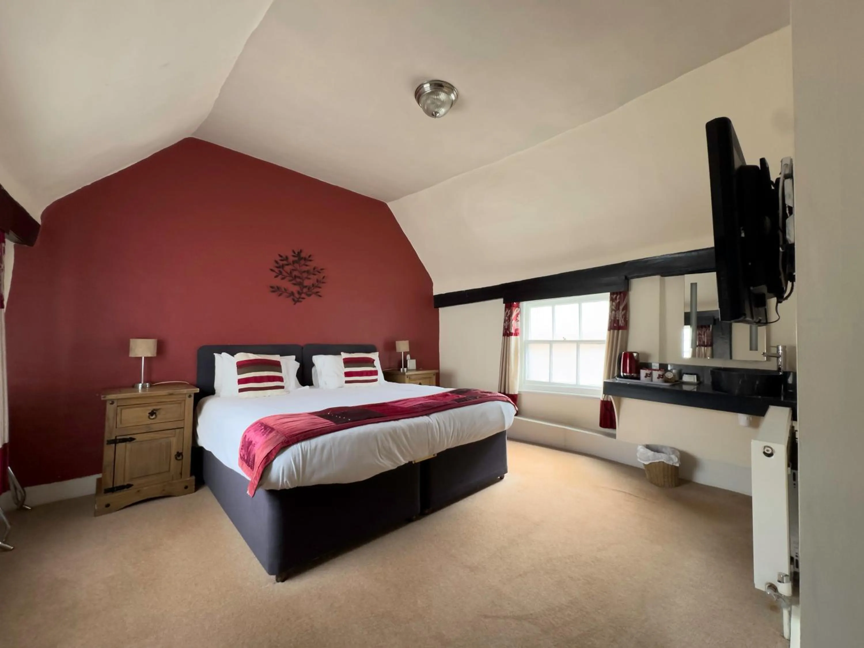 Bedroom, Bed in White Hart Hotel