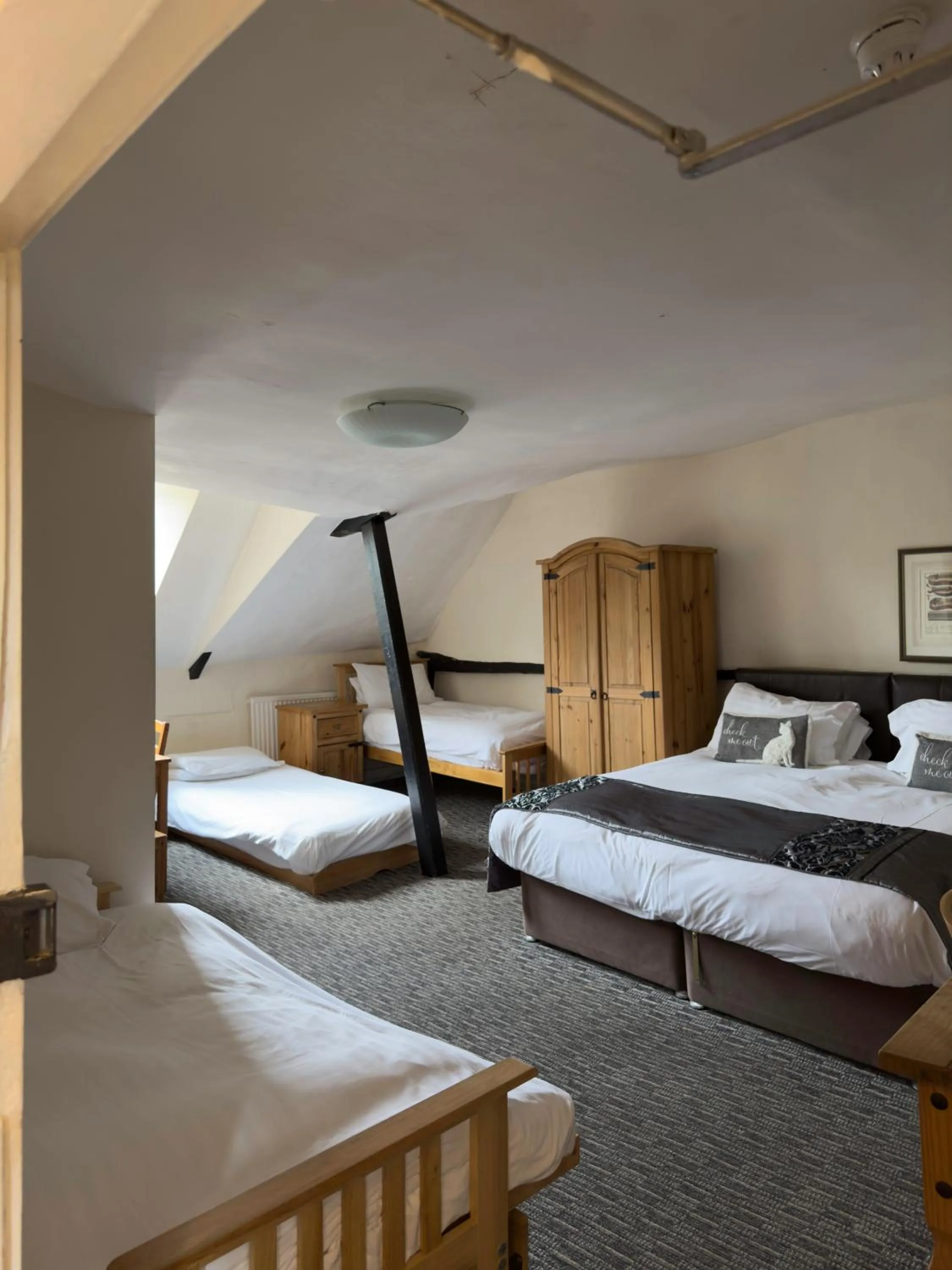 Bedroom, Bed in White Hart Hotel