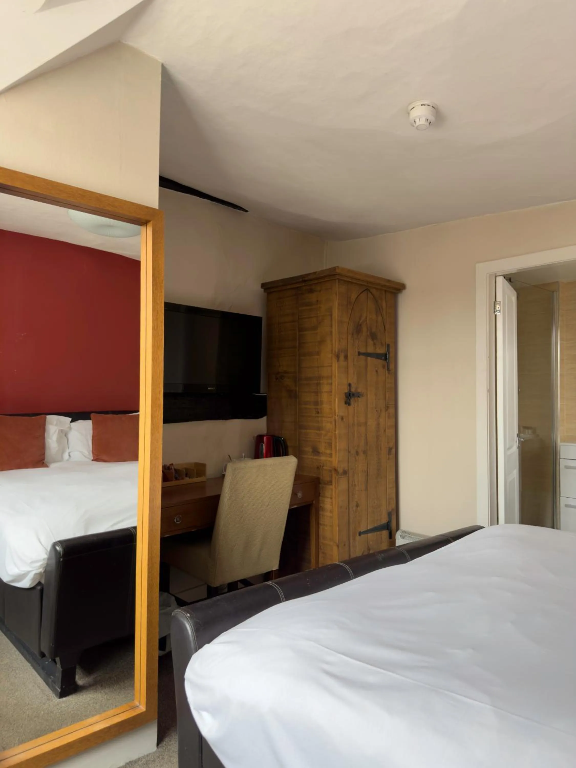 TV and multimedia, Bed in White Hart Hotel