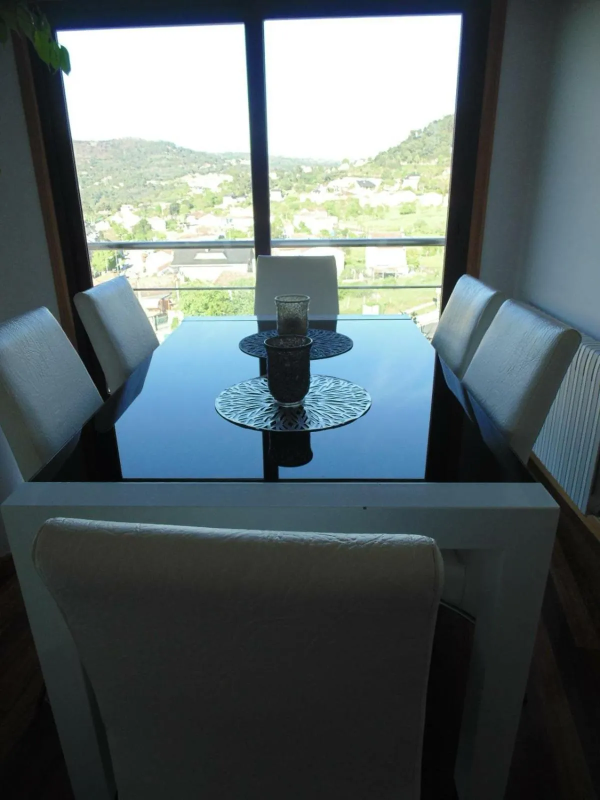 Seating area in Duplex grandes cristaleras impresionantes vistas