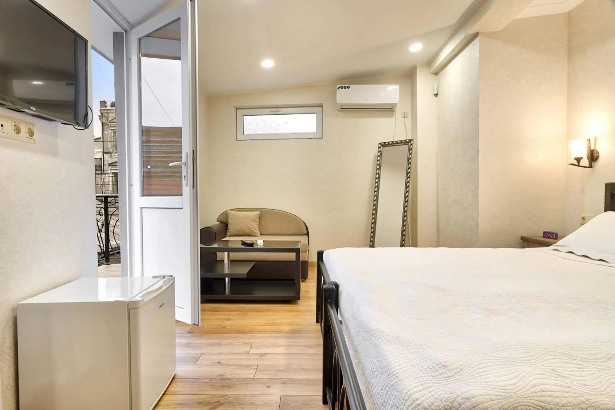 Photo of the whole room, Bed in Q&B House