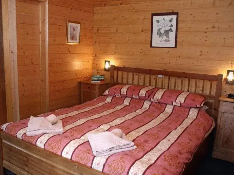 Double Room in Chalet Suisse Bed and Breakfast Double Room in Chalet Suisse Bed and Breakfast