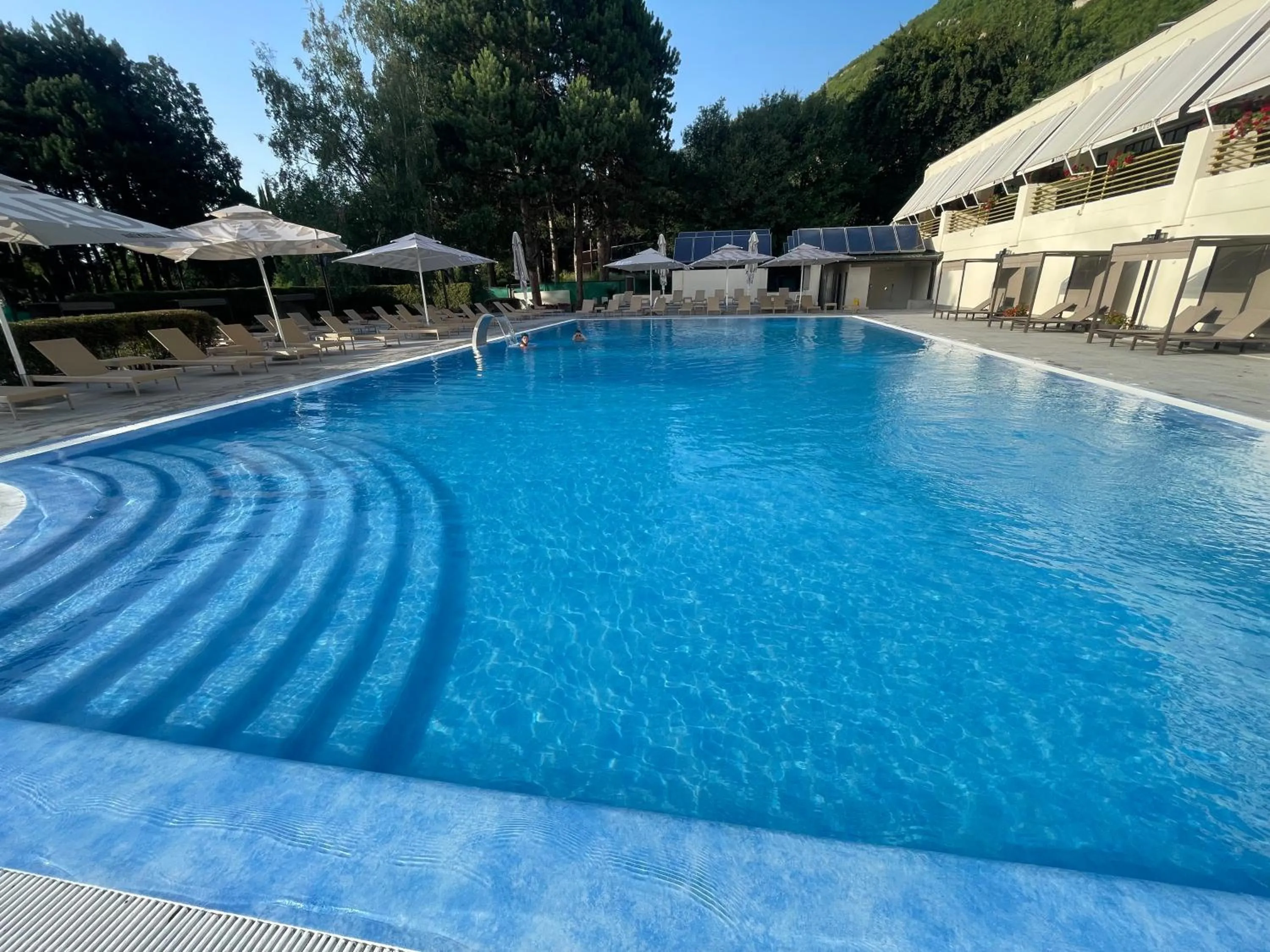 Swimming pool in Hotel Metropol – Metropol Lake Resort