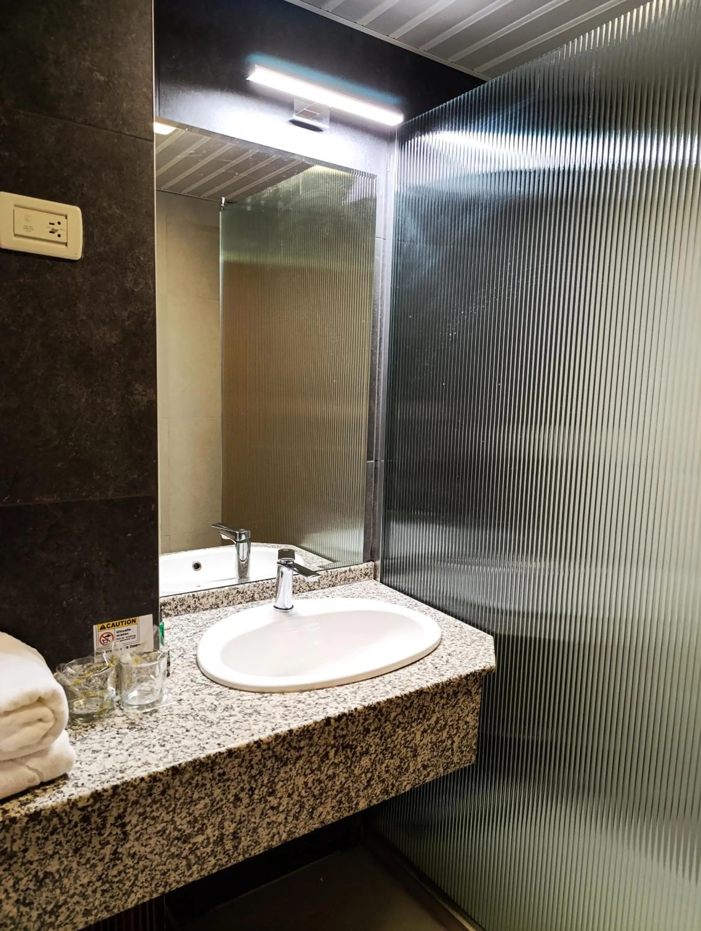 Shower in Hotel Metropol – Metropol Lake Resort