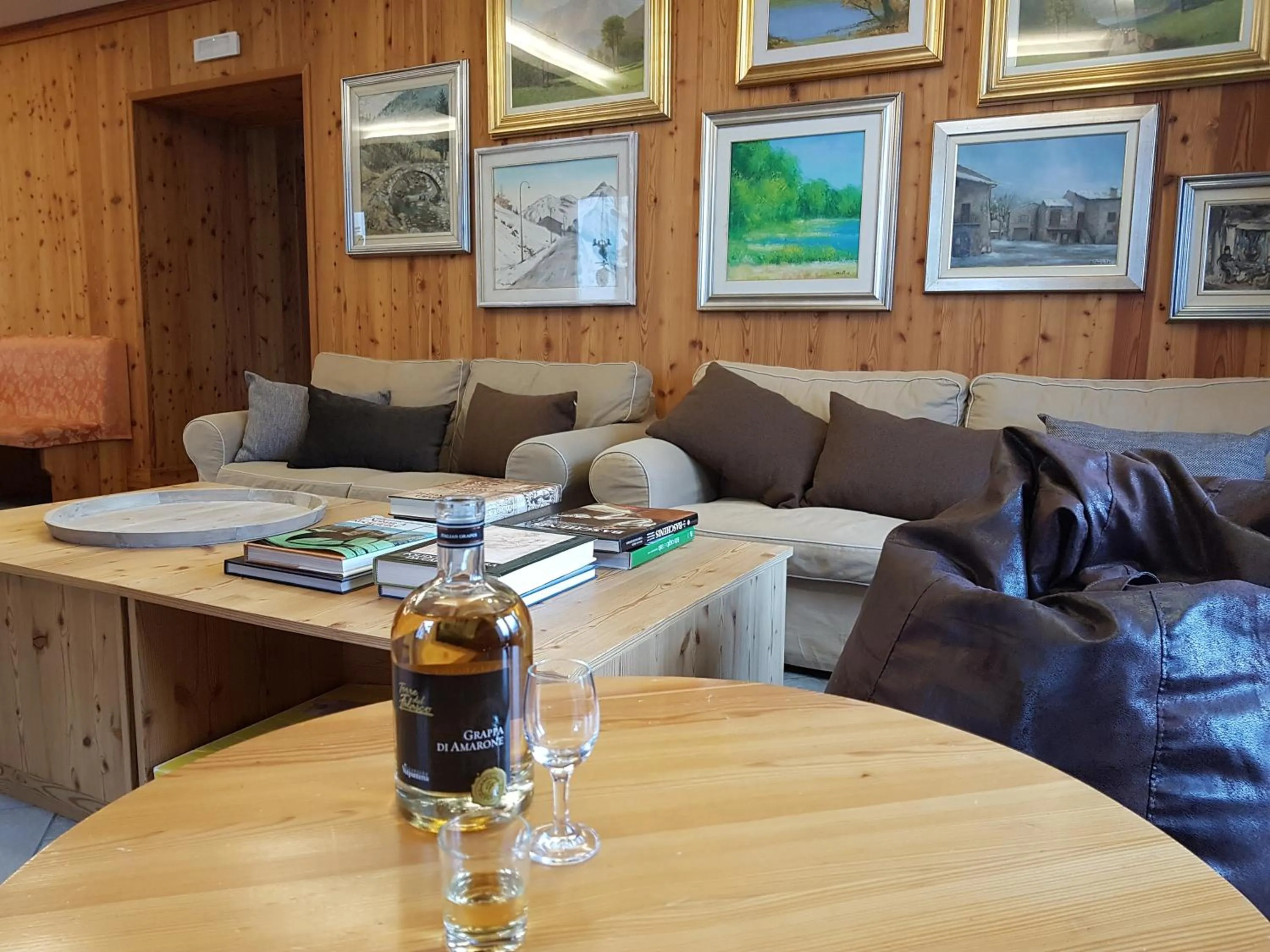 Communal lounge/ TV room in Hotel Pedretti