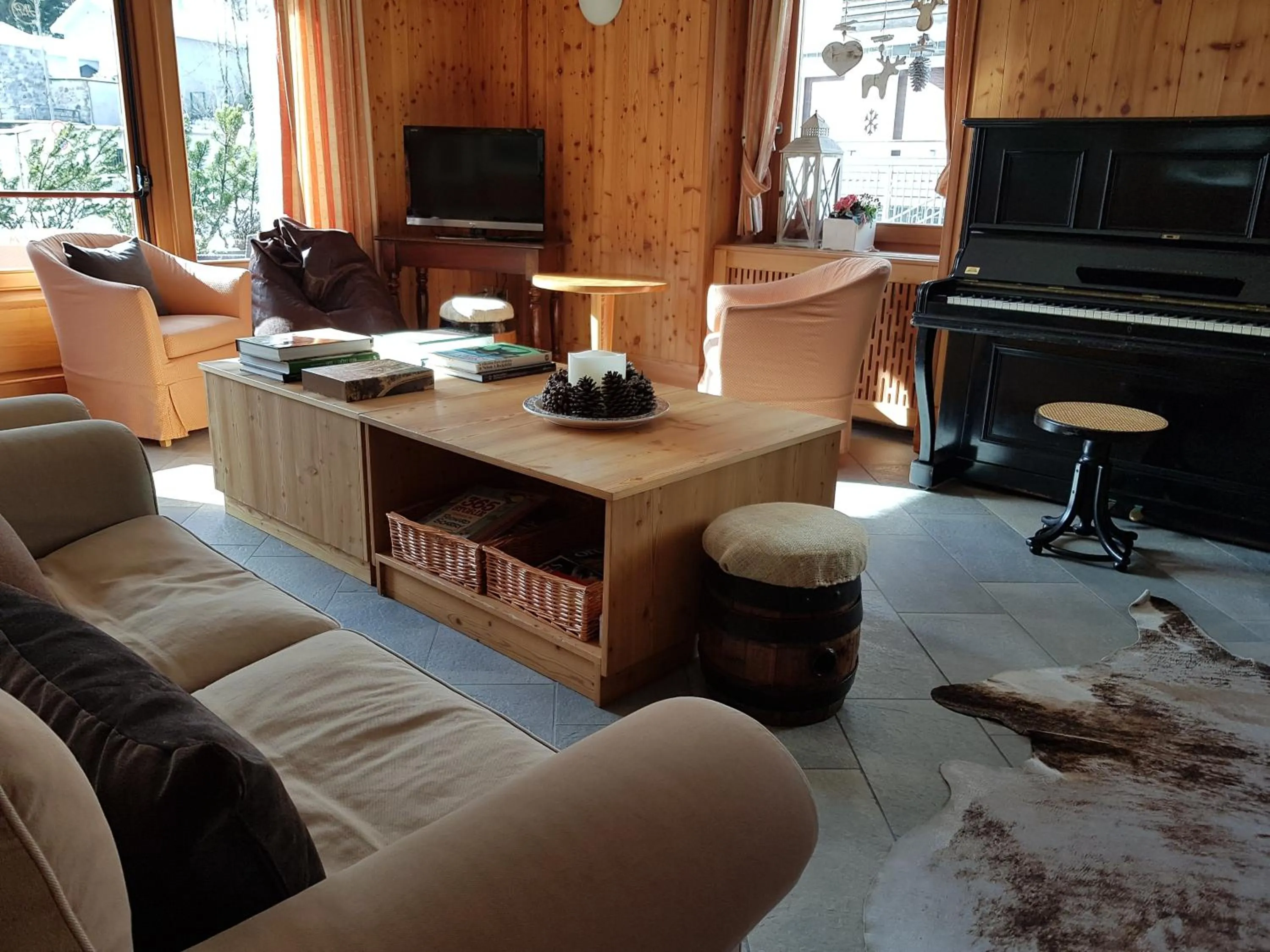 Communal lounge/ TV room in Hotel Pedretti