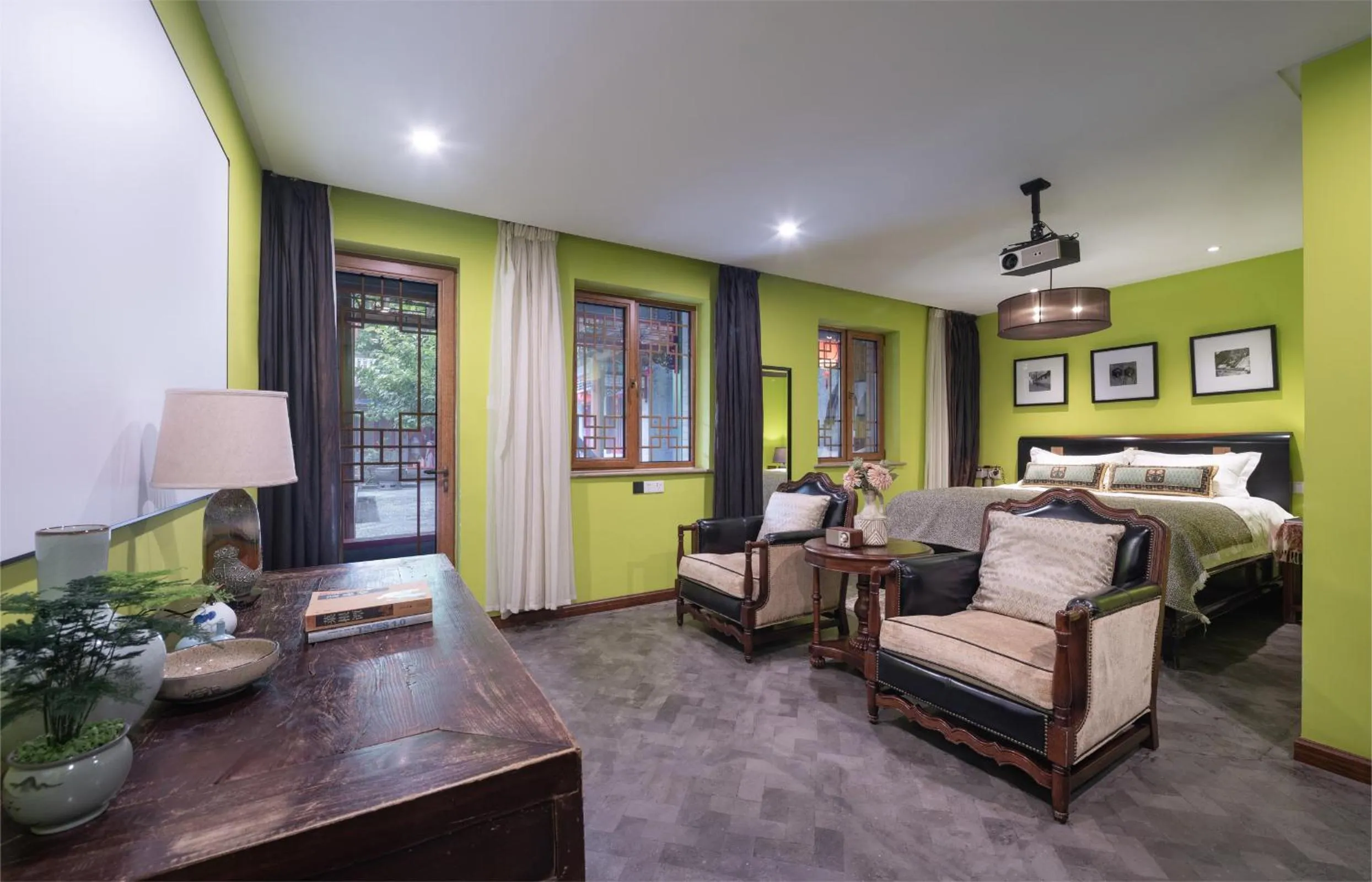 Queen Suite in Cote Cour Beijing - Quadrangle close to Tiananmen Square & Forbidden City & Nanluoguxiang, Walk to Wangfujing, English speaking, Free WiFi, Free Laundry, Free Wonton & Noodles with Tour ticket service, Free selfies with ancient costume