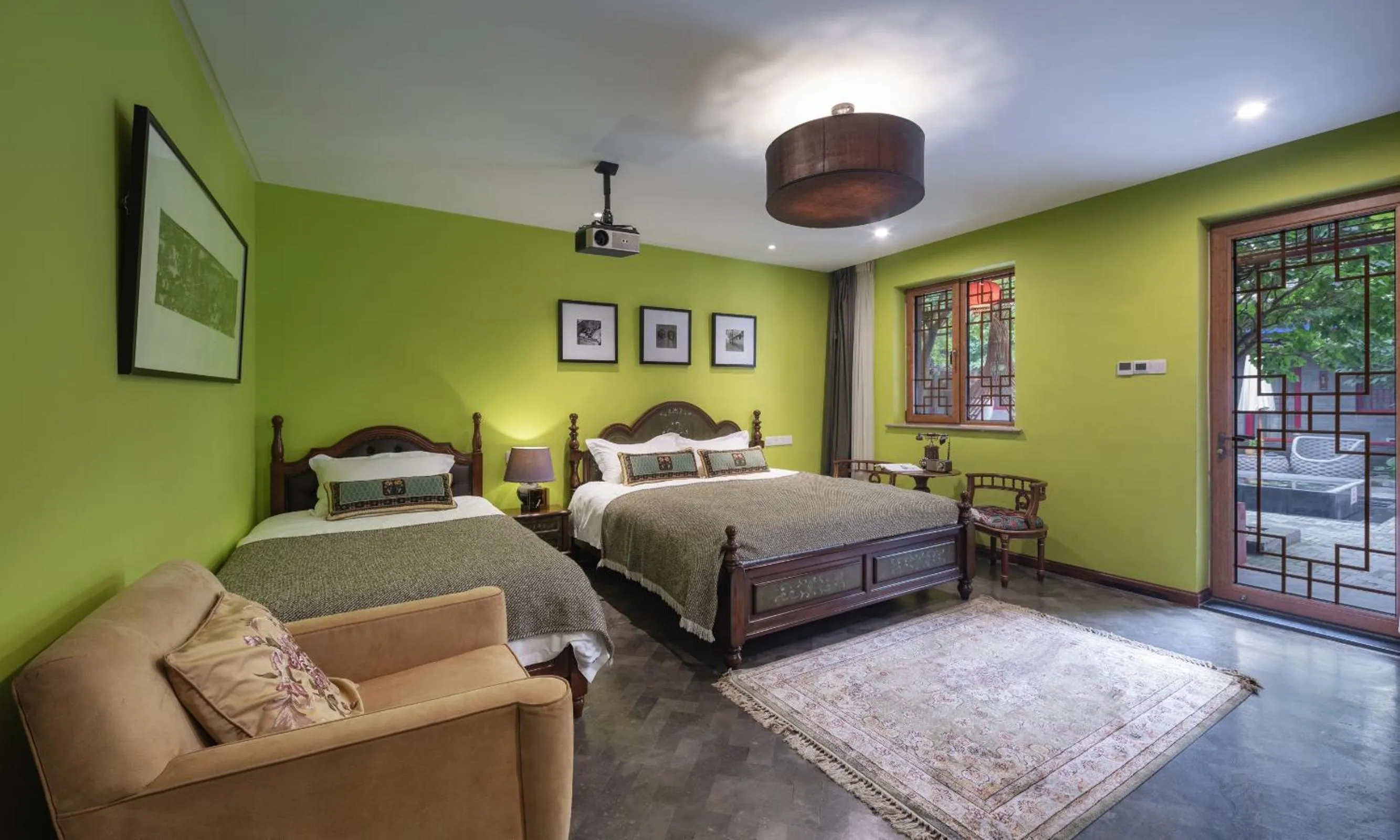 Deluxe Queen Suite in Cote Cour Beijing - Quadrangle close to Tiananmen Square & Forbidden City & Nanluoguxiang, Walk to Wangfujing, English speaking, Free WiFi, Free Laundry, Free Wonton & Noodles with Tour ticket service, Free selfies with ancient costume