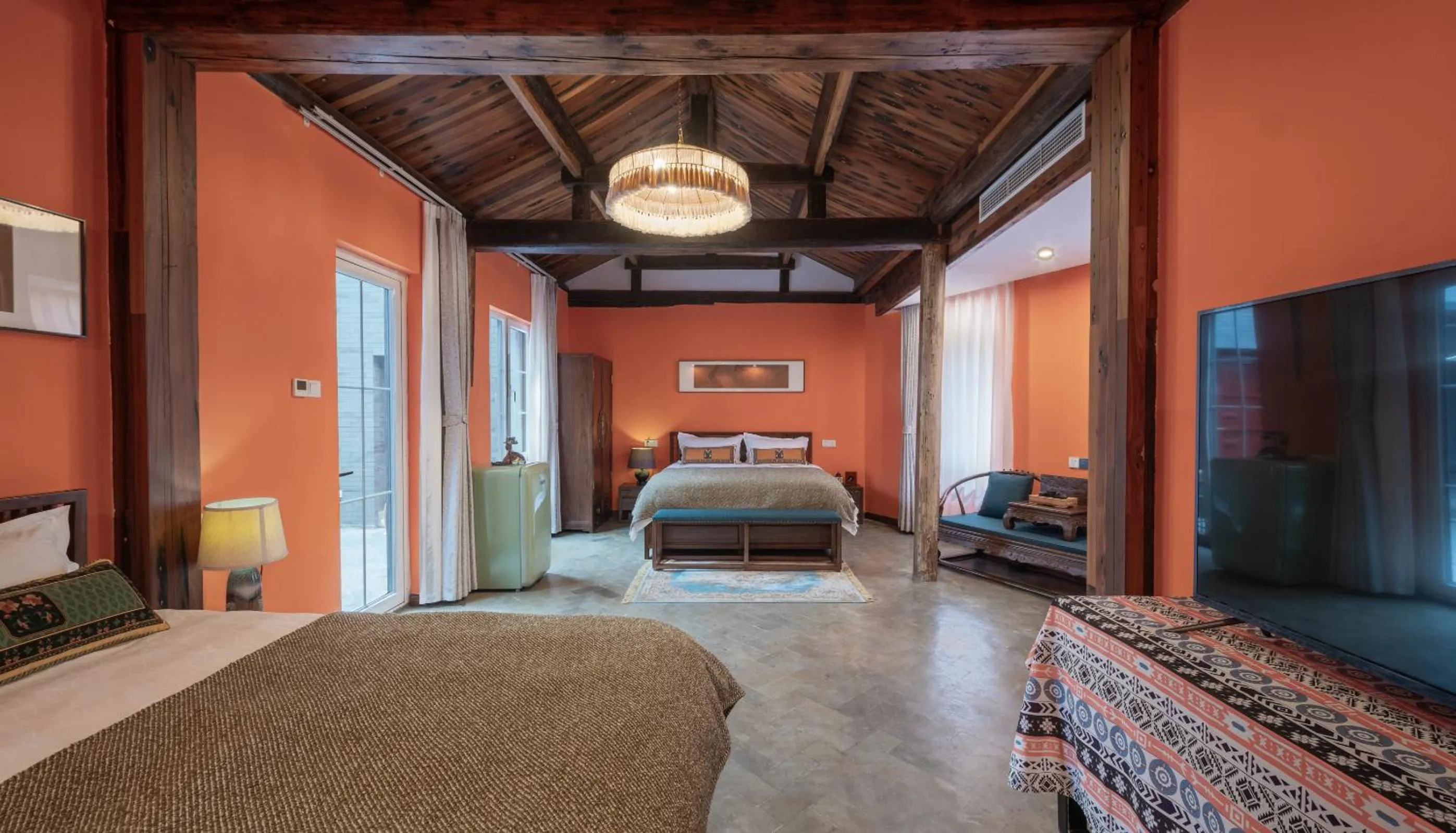 Deluxe Queen Room with Two Queen Beds in Cote Cour Beijing - Quadrangle close to Tiananmen Square & Forbidden City & Nanluoguxiang, Walk to Wangfujing, English speaking, Free WiFi, Free Laundry, Free Wonton & Noodles with Tour ticket service, Free selfies with ancient costume