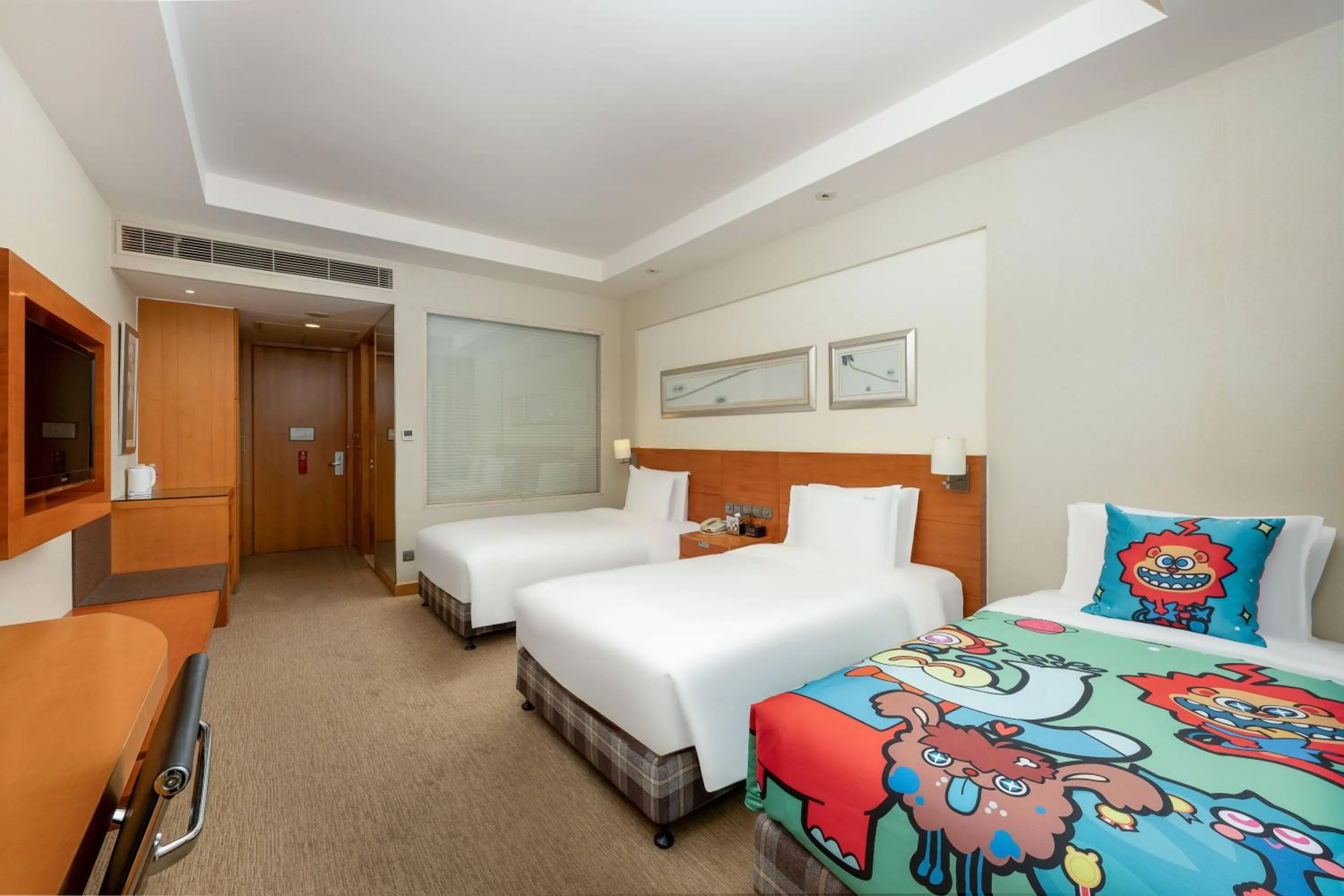 Bed in Holiday Inn Shanghai Pudong Kangqiao by IHG - Free shuttle bus to Disney land, Ins Swimming Pool