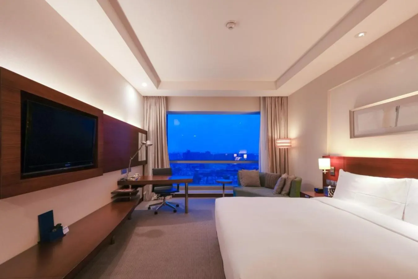 Bed in Holiday Inn Shanghai Pudong Kangqiao by IHG - Free shuttle bus to Disney land, Ins Swimming Pool
