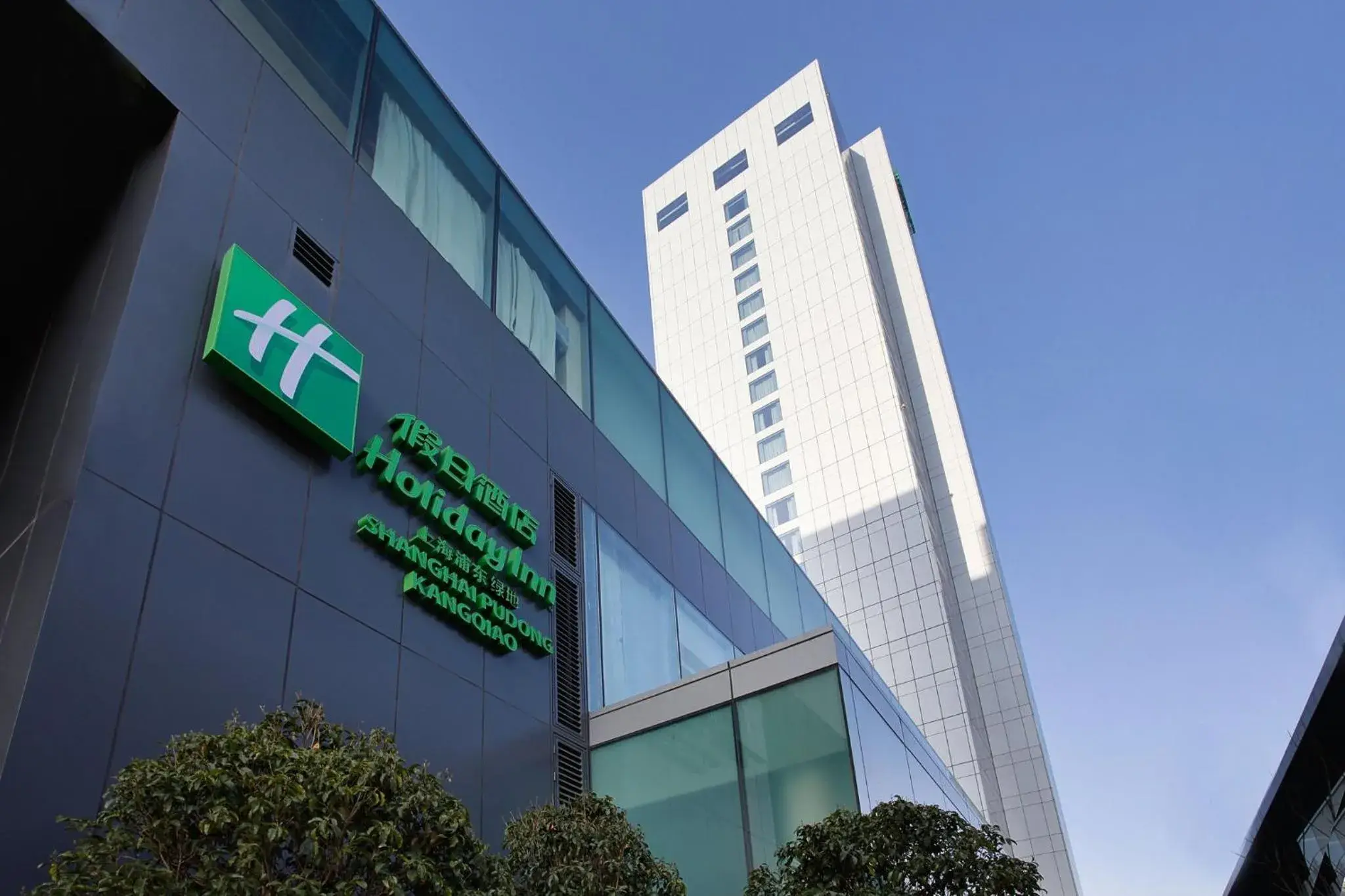 Property building in Holiday Inn Shanghai Pudong Kangqiao by IHG - Free shuttle bus to Disney land, Ins Swimming Pool Property building in Holiday Inn Shanghai Pudong Kangqiao by IHG - Free shuttle bus to Disney land, Ins Swimming Pool